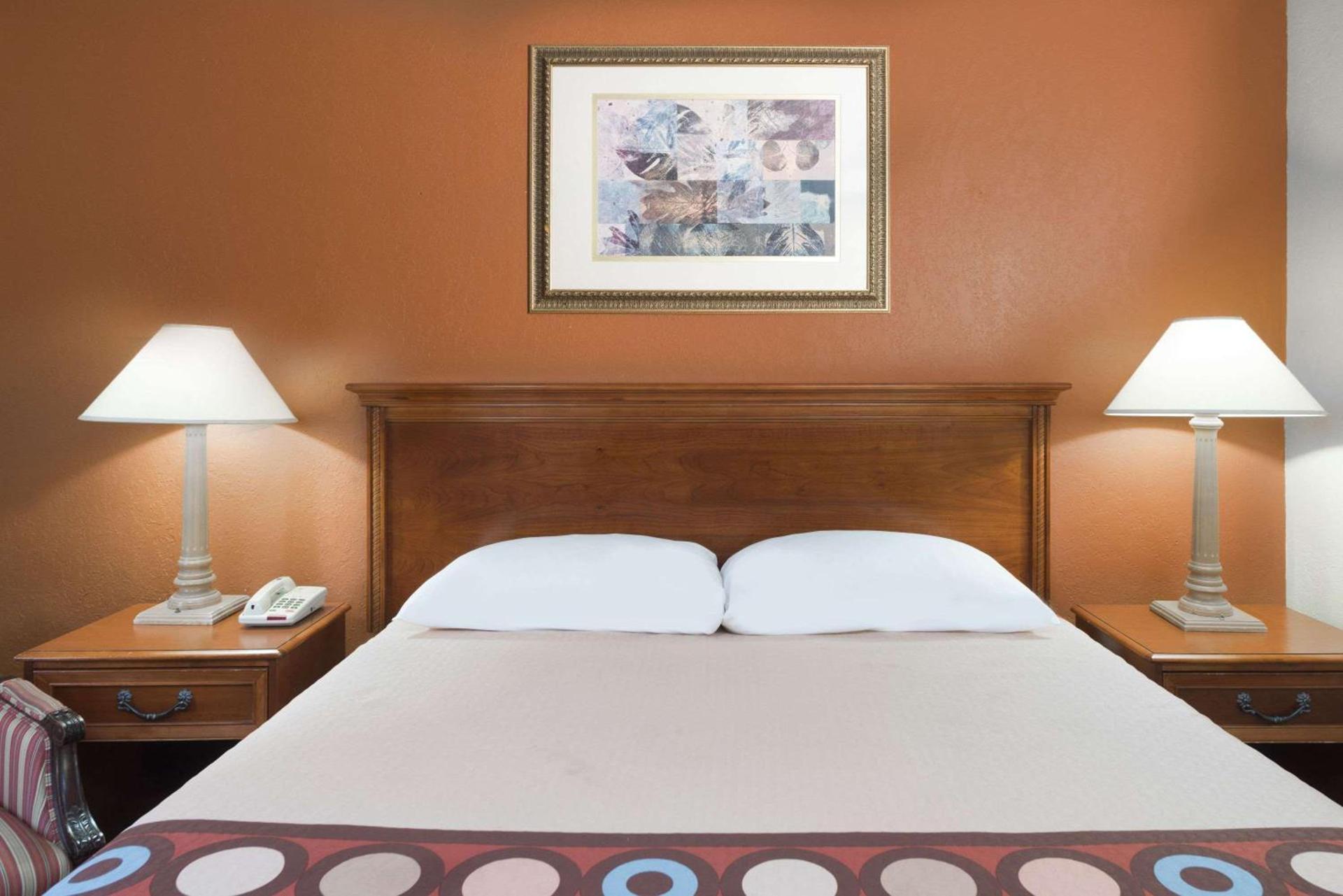 Super 8 by Wyndham Taylorville IL photo 11