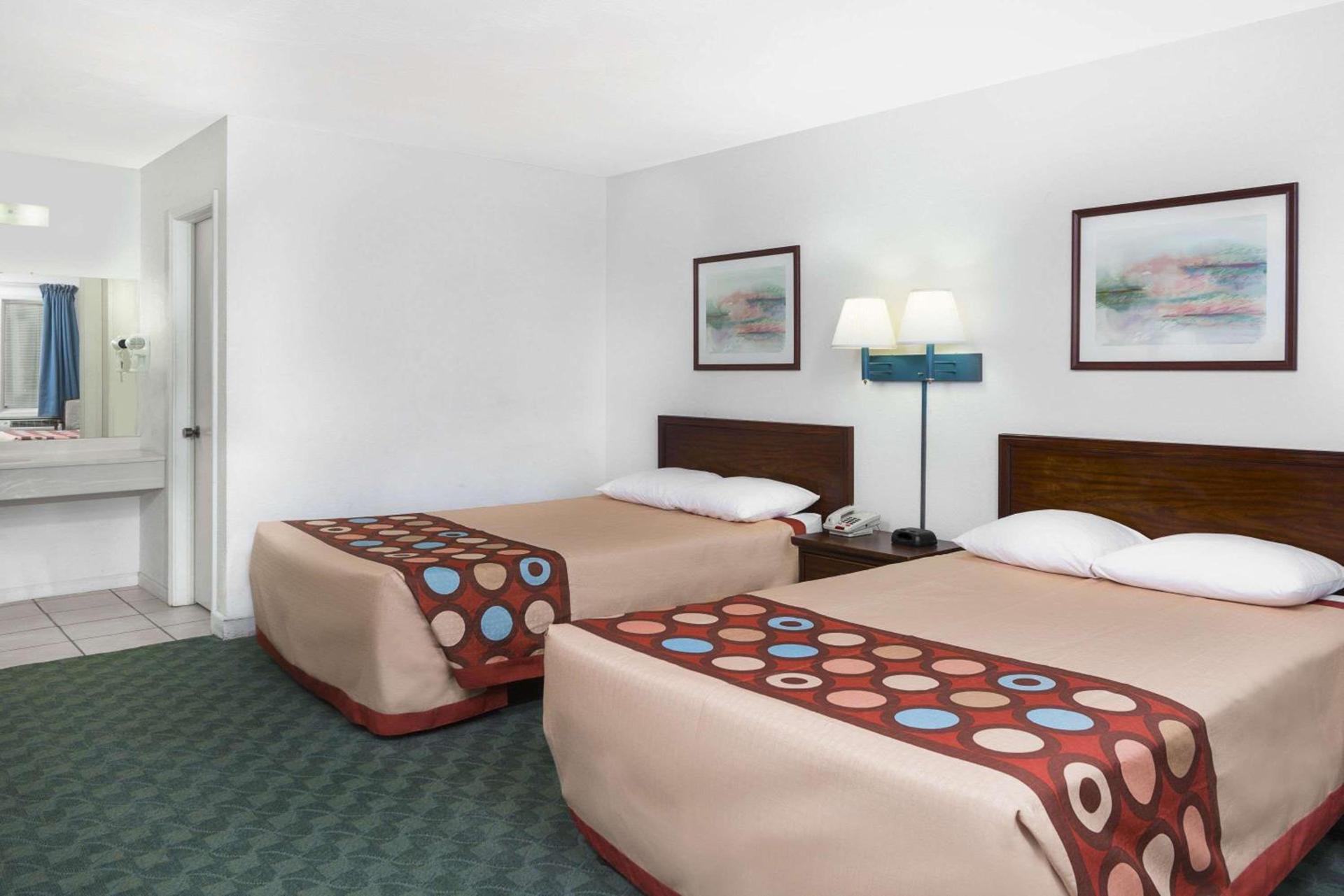 Super 8 by Wyndham Taylorville IL photo 13