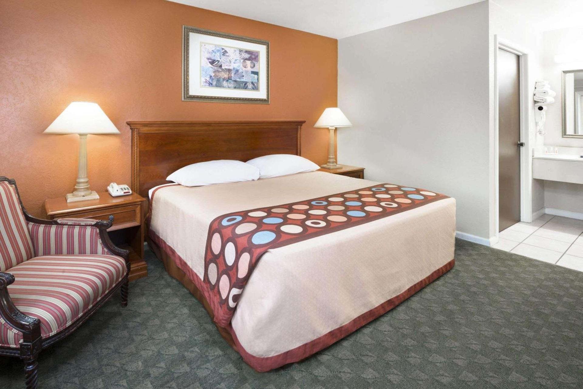 Super 8 by Wyndham Taylorville IL photo 15