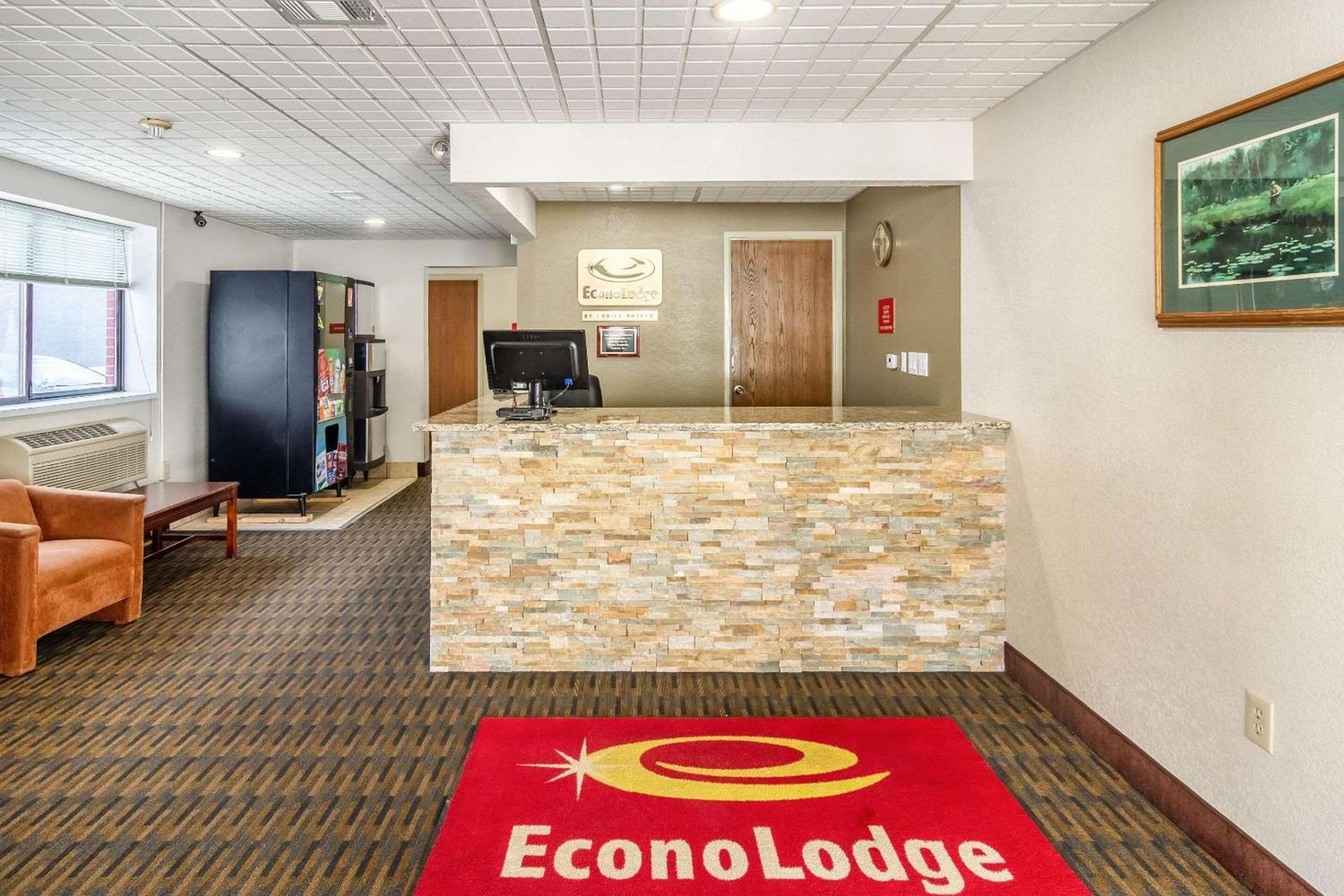 Econo Lodge Cadillac by Choice photo 4