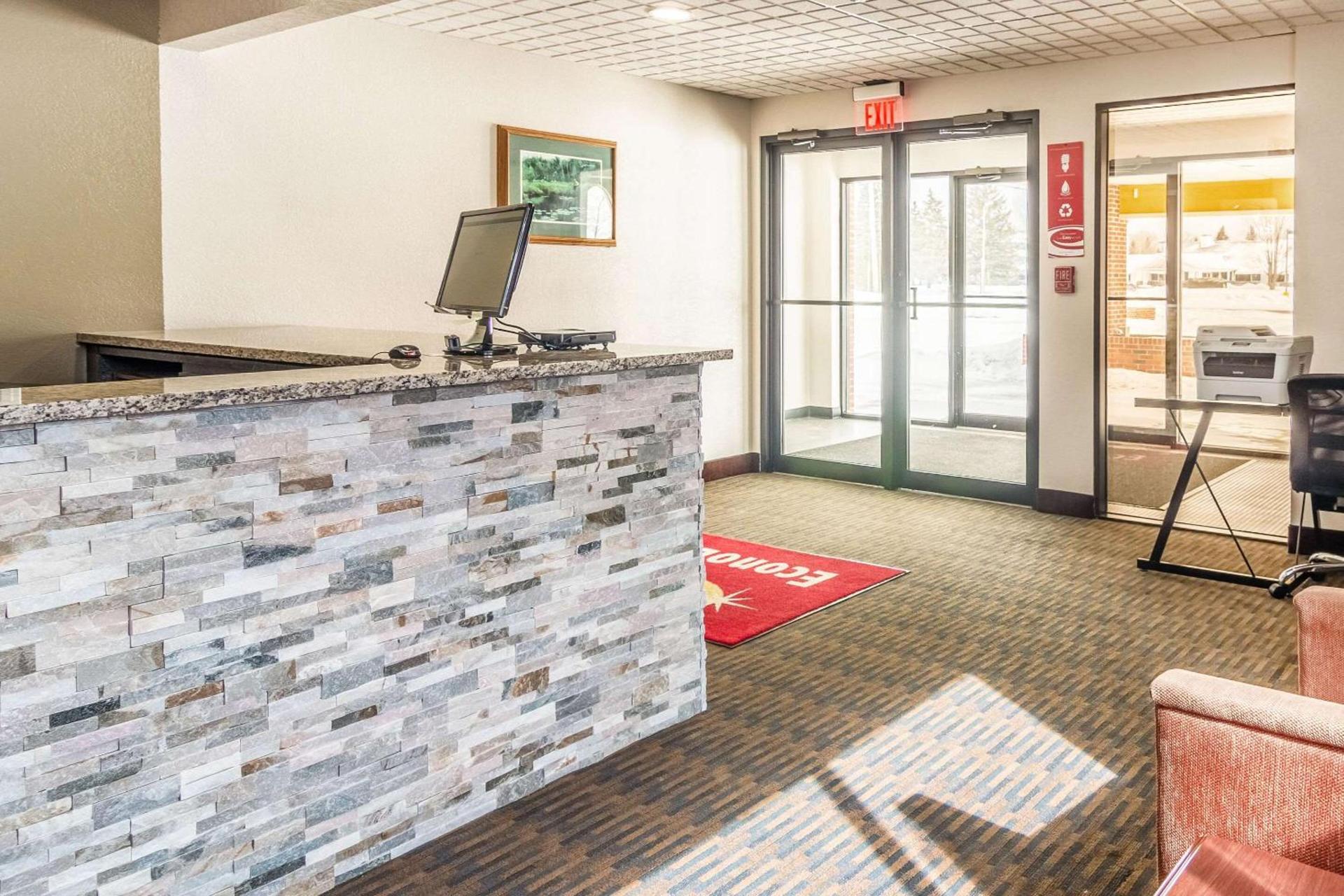 Econo Lodge Cadillac by Choice photo 6
