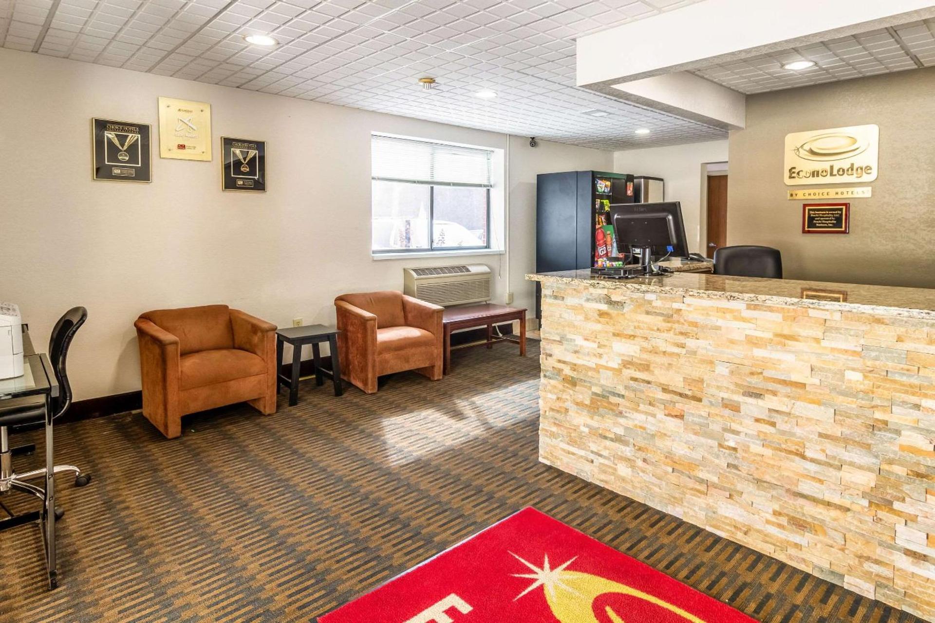 Econo Lodge Cadillac by Choice photo 5