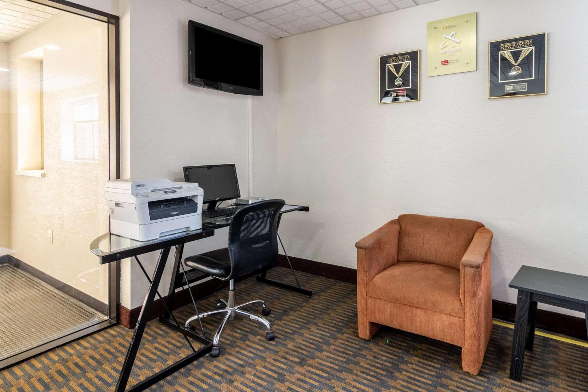 Econo Lodge Cadillac by Choice photo 21