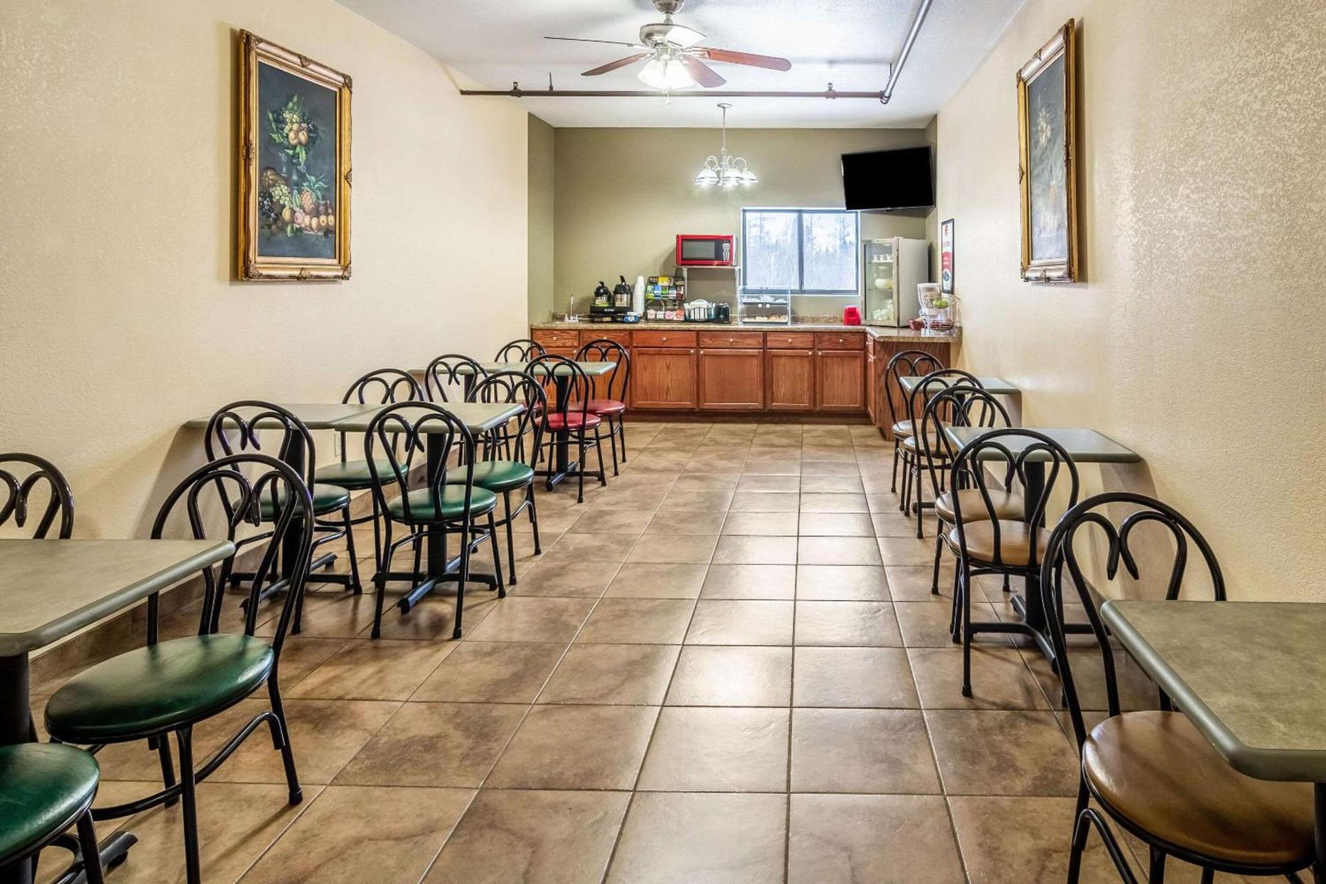 Econo Lodge Cadillac by Choice photo 23