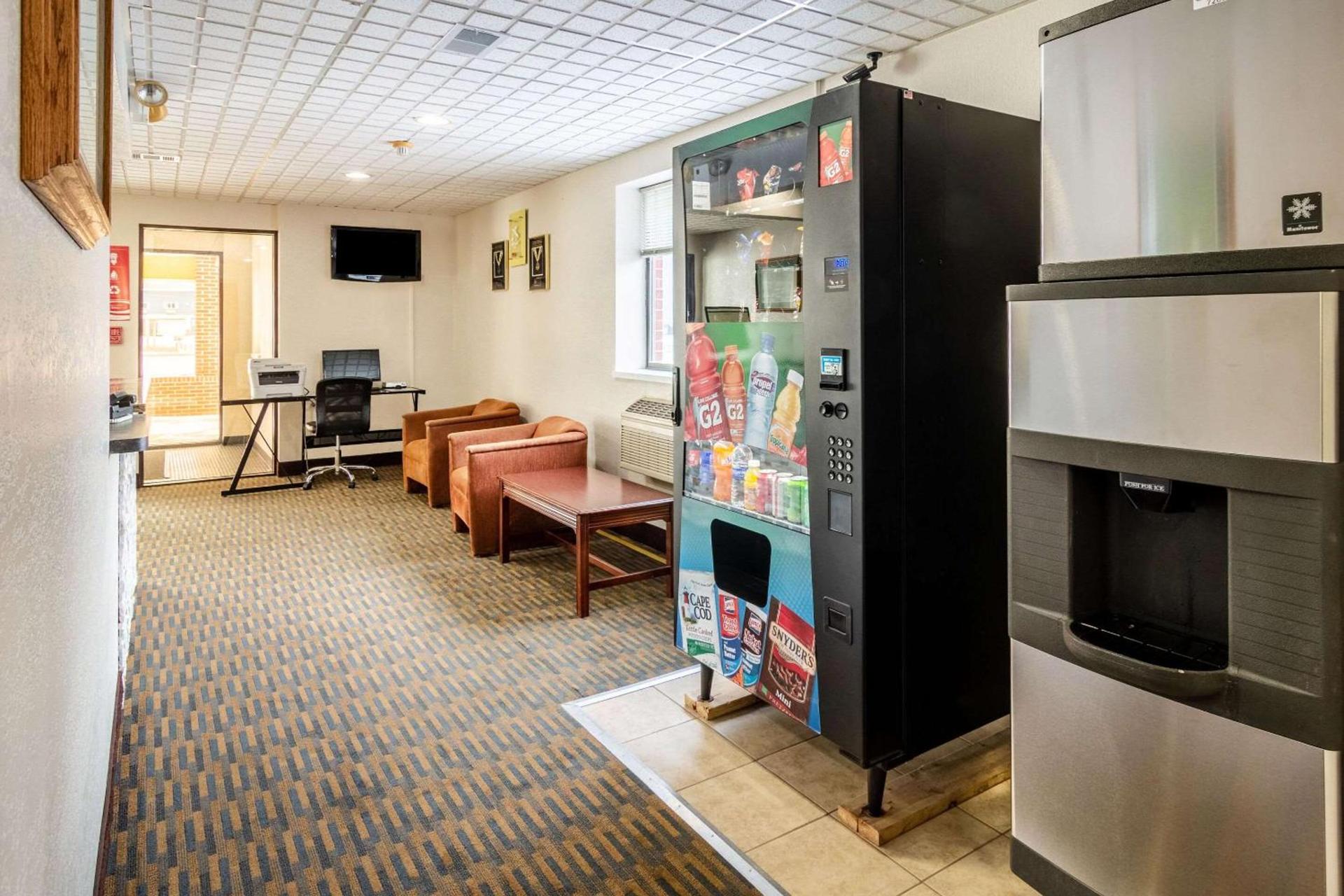 Econo Lodge Cadillac by Choice photo 24
