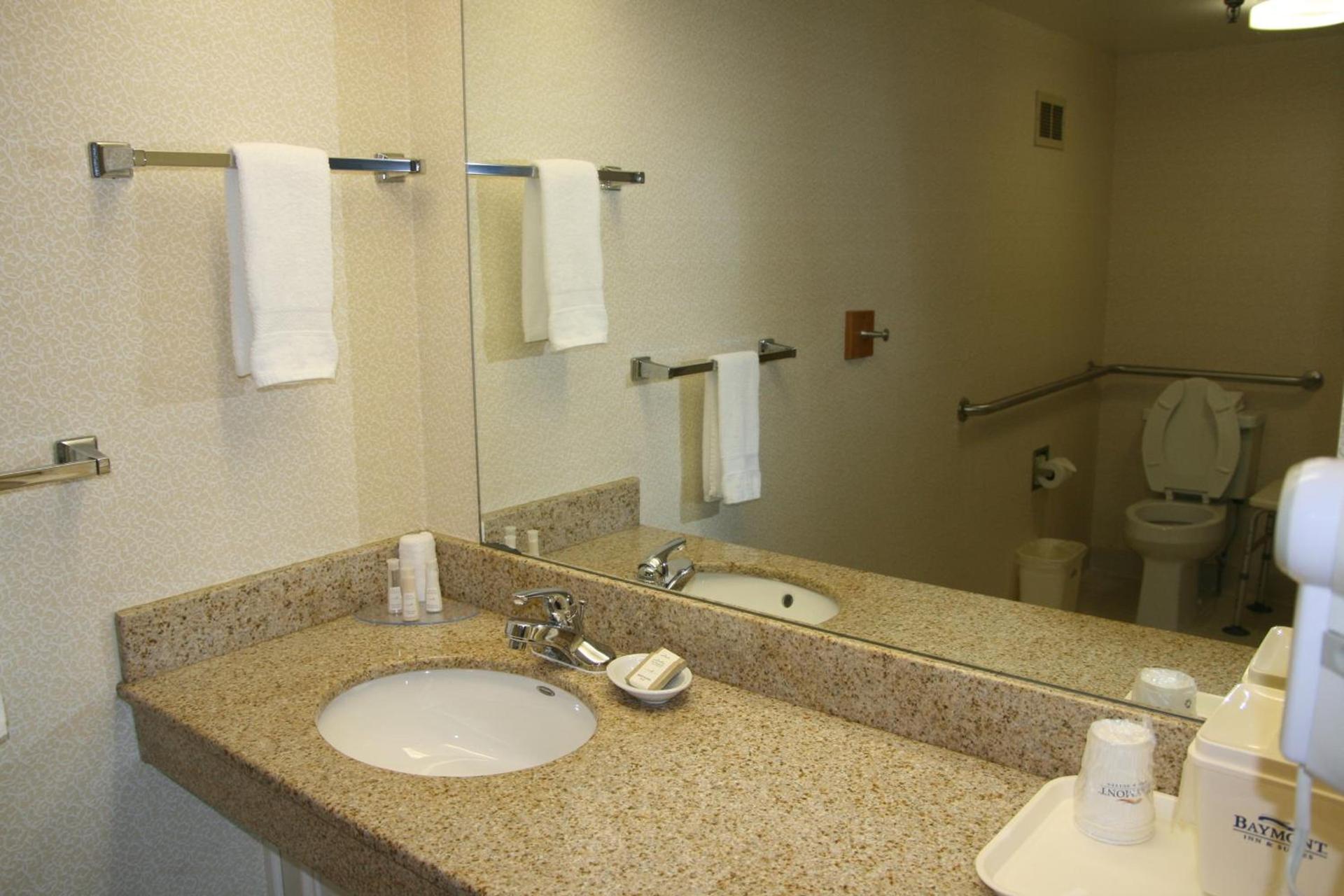 Baymont by Wyndham Clarksville Northeast photo 36