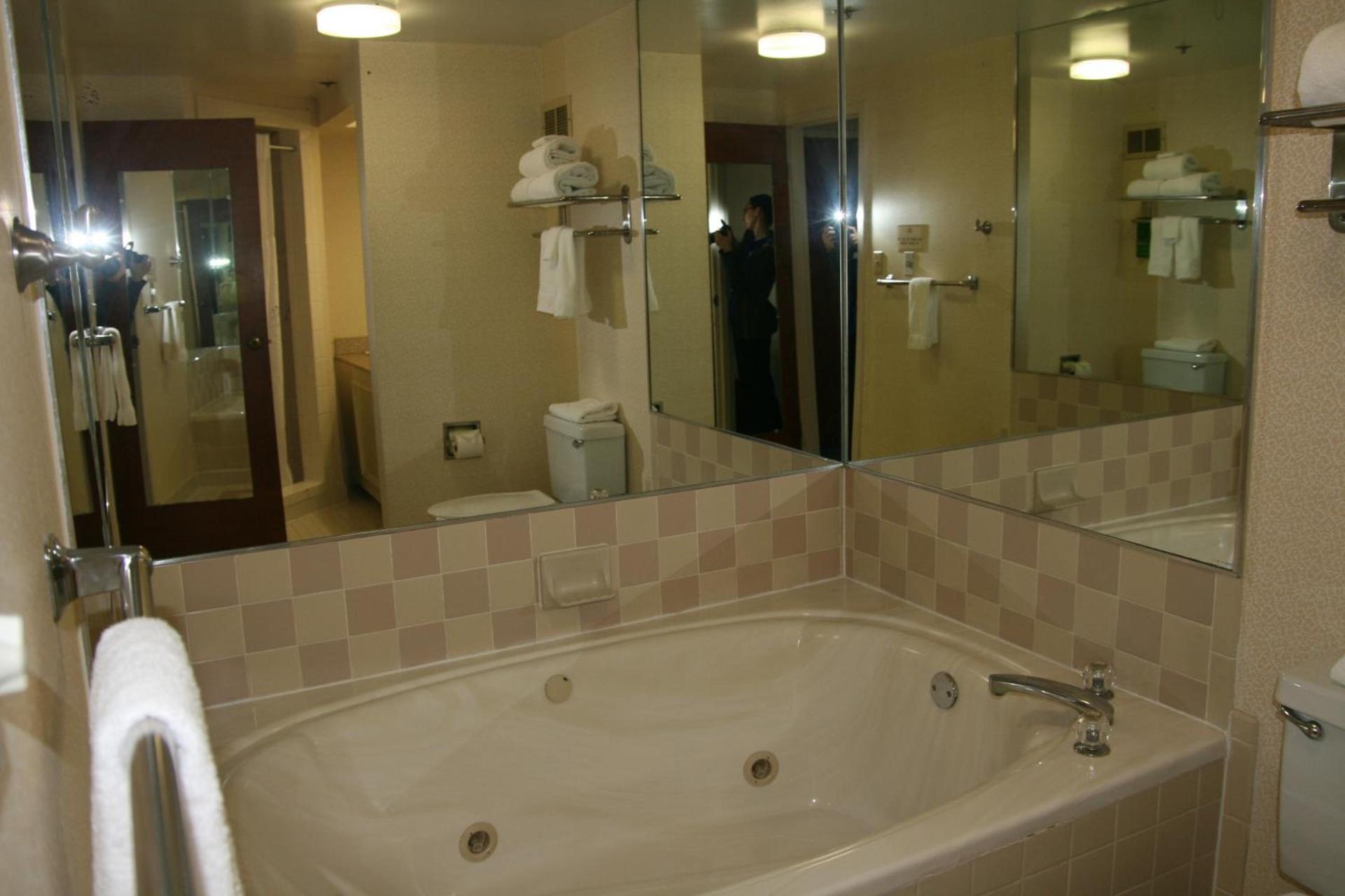 Baymont by Wyndham Clarksville Northeast photo 39