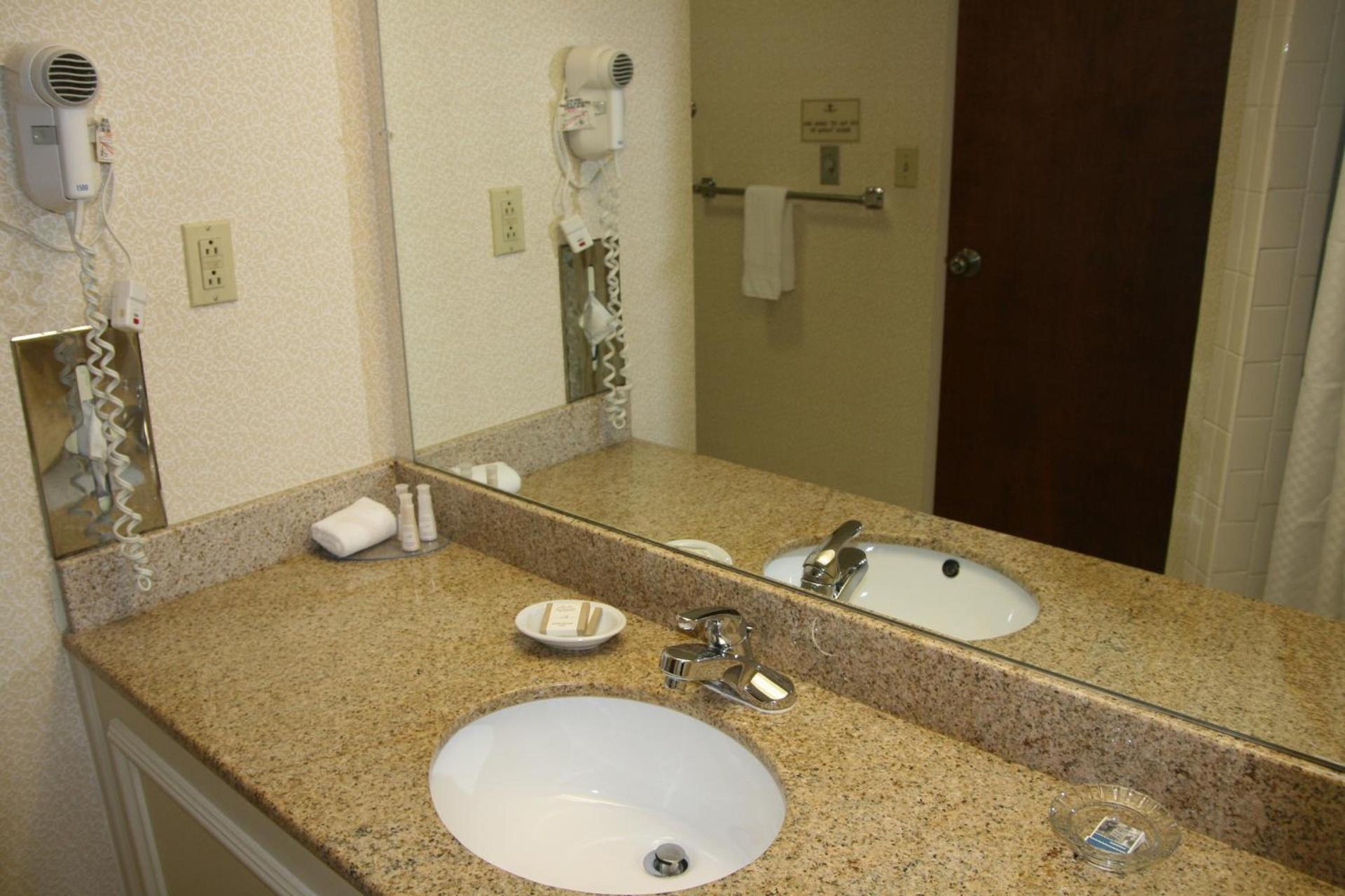 Baymont by Wyndham Clarksville Northeast photo 40
