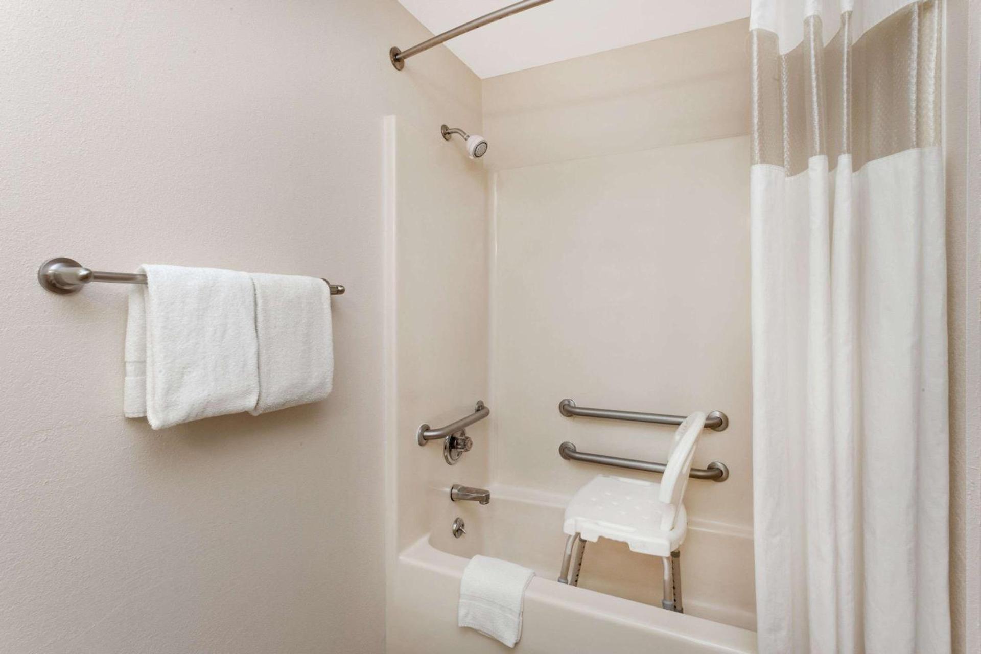 Days Inn by Wyndham Charleston photo 6