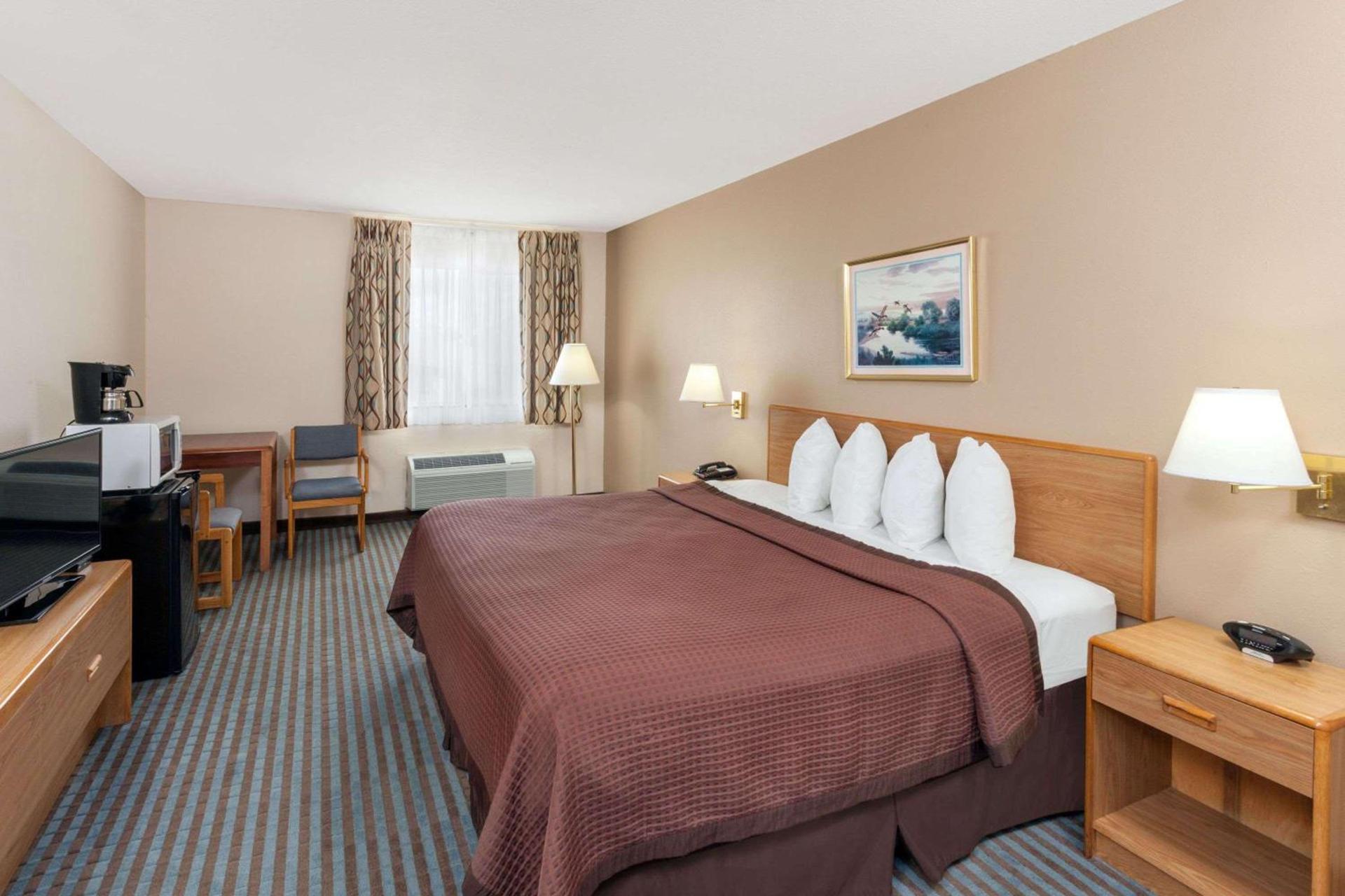 Days Inn by Wyndham Charleston photo 10