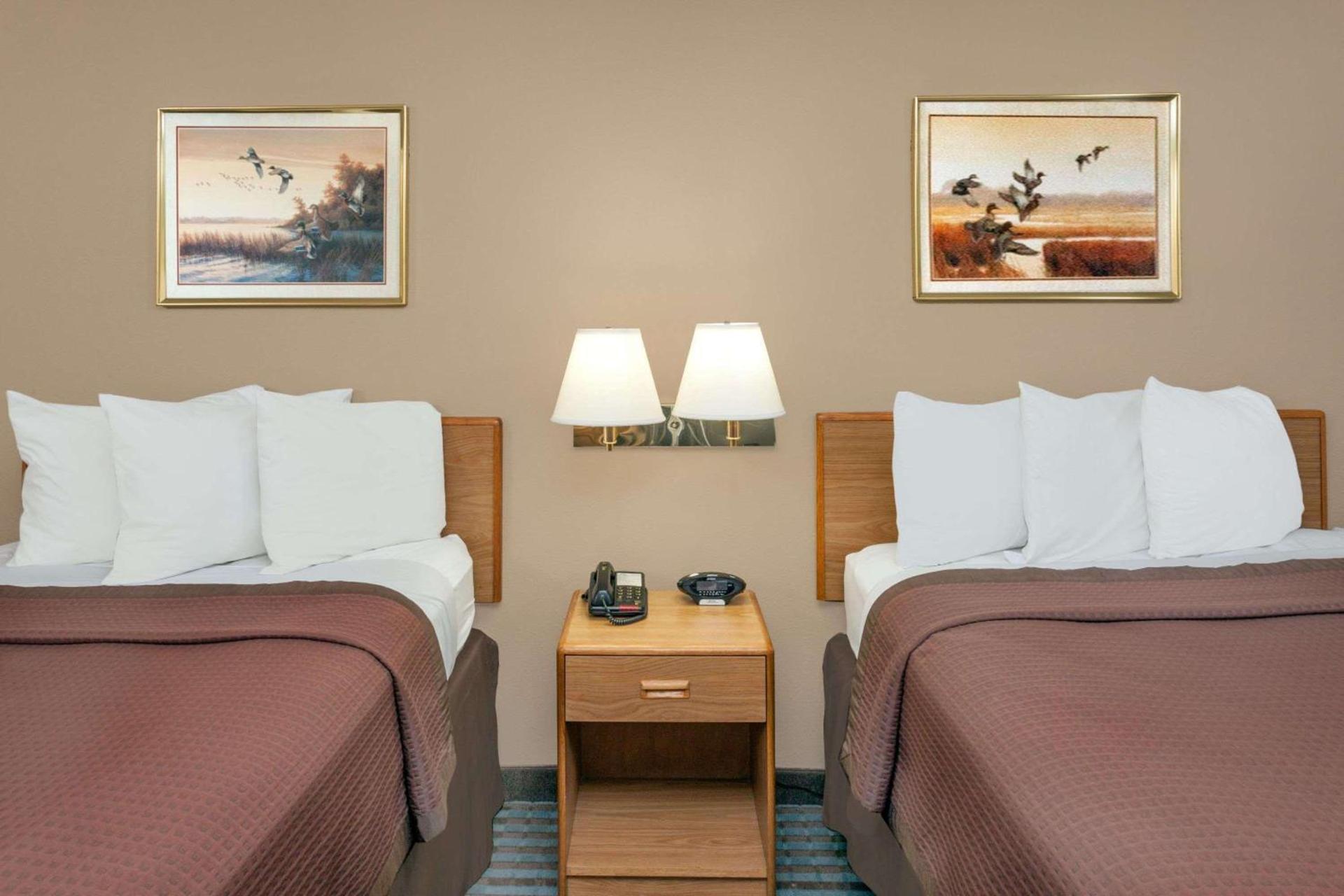 Days Inn by Wyndham Charleston photo 11