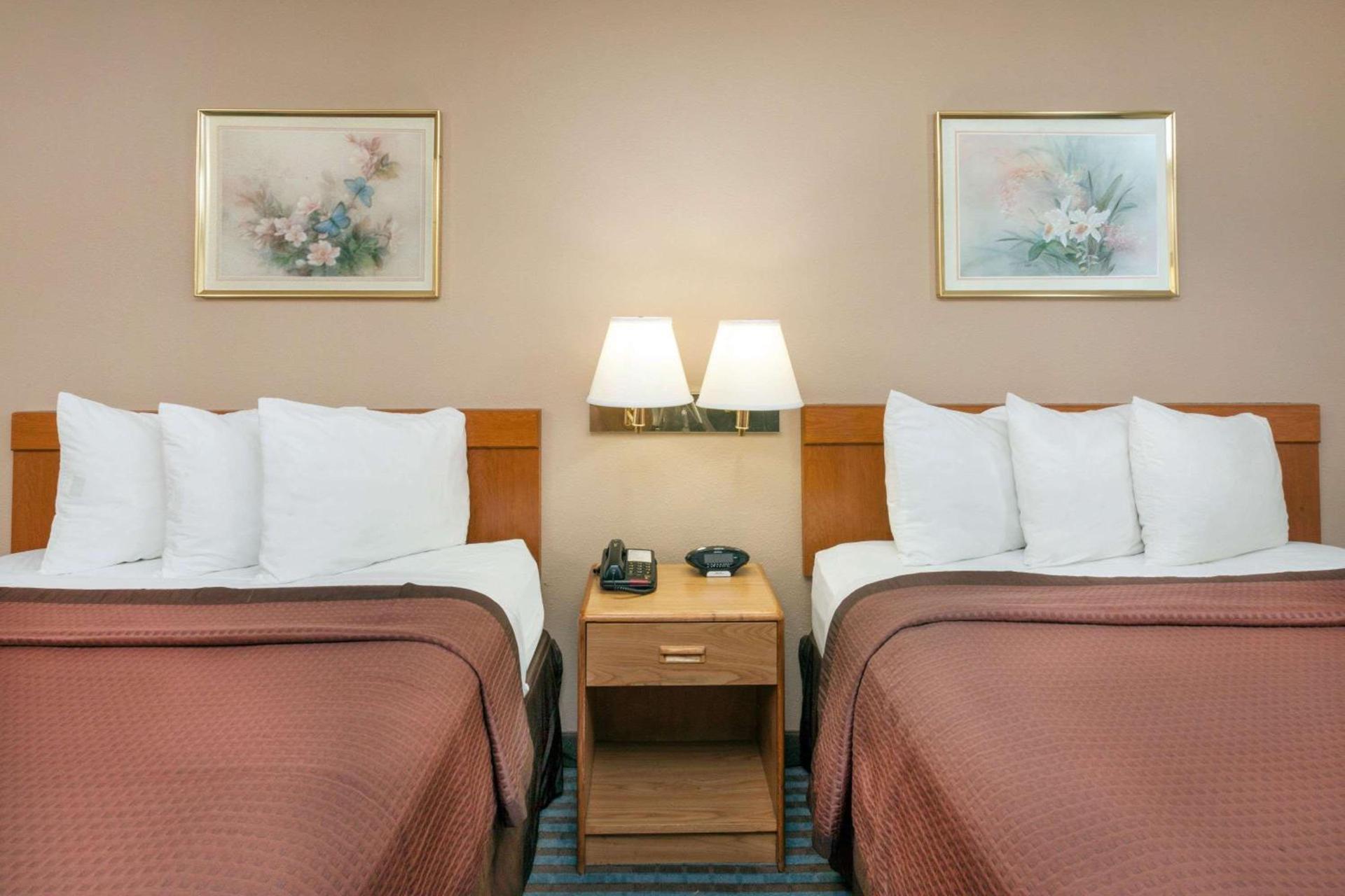 Days Inn by Wyndham Charleston photo 14