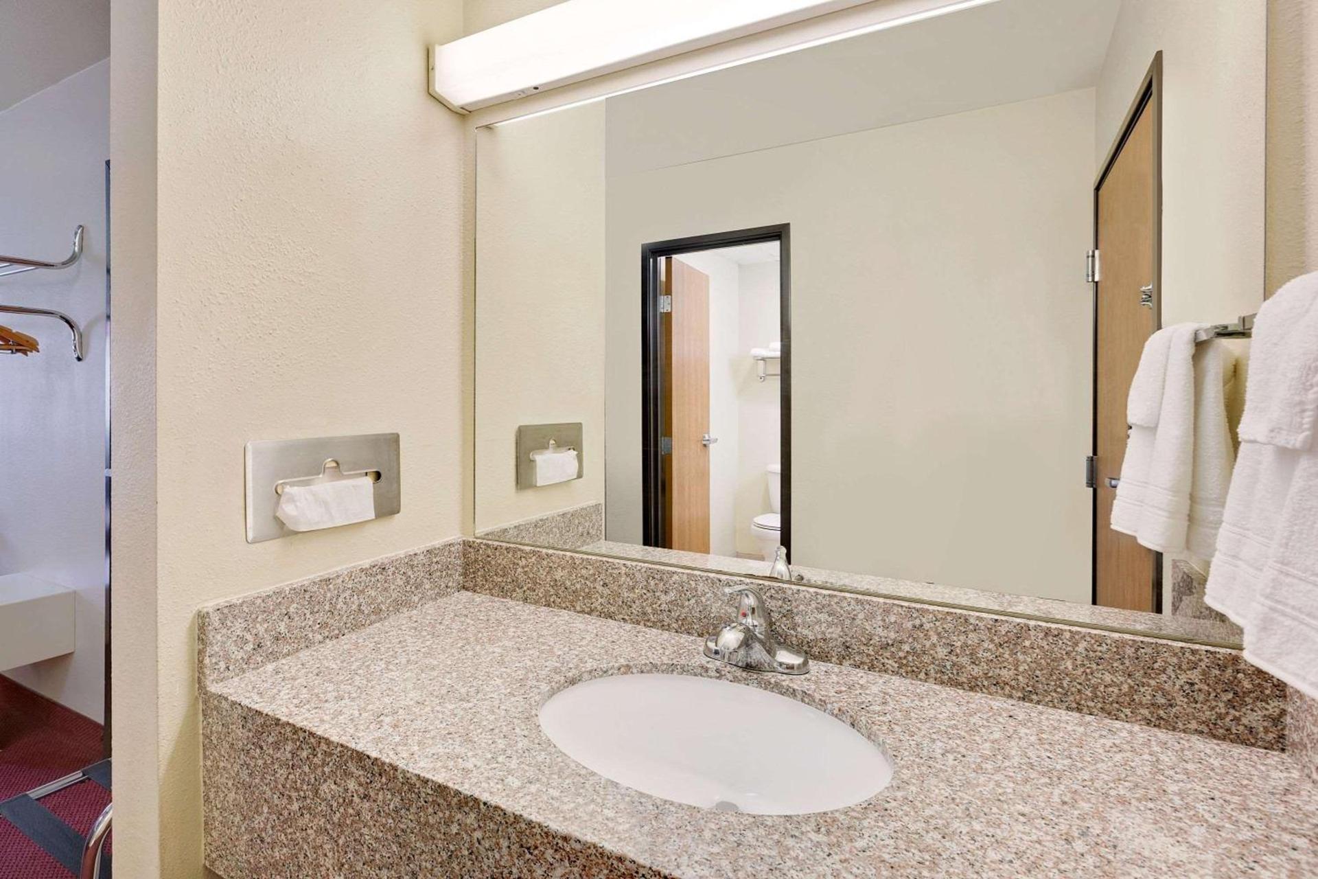 Super 8 by Wyndham Mound City photo 12
