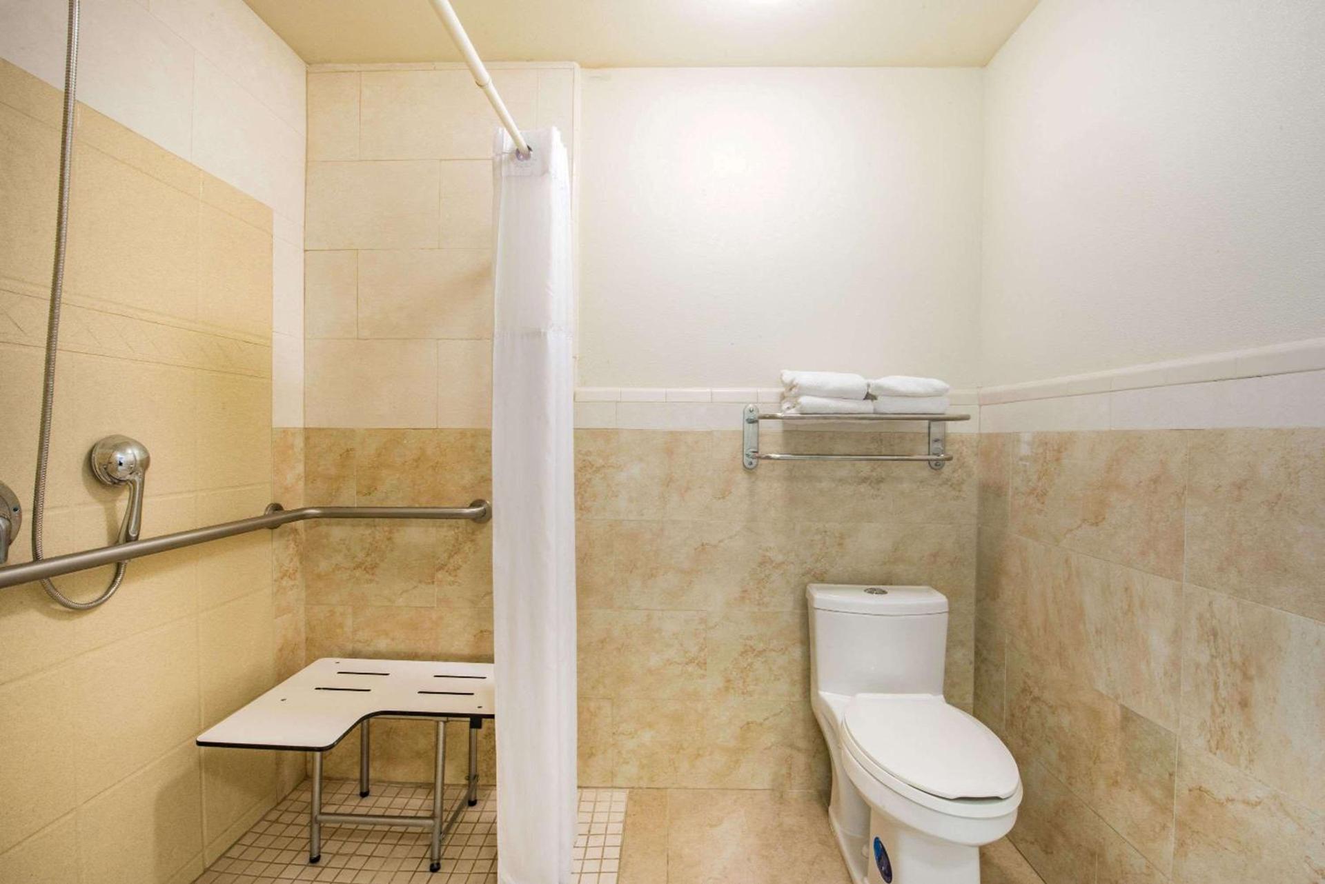Days Inn by Wyndham McAllen photo 7