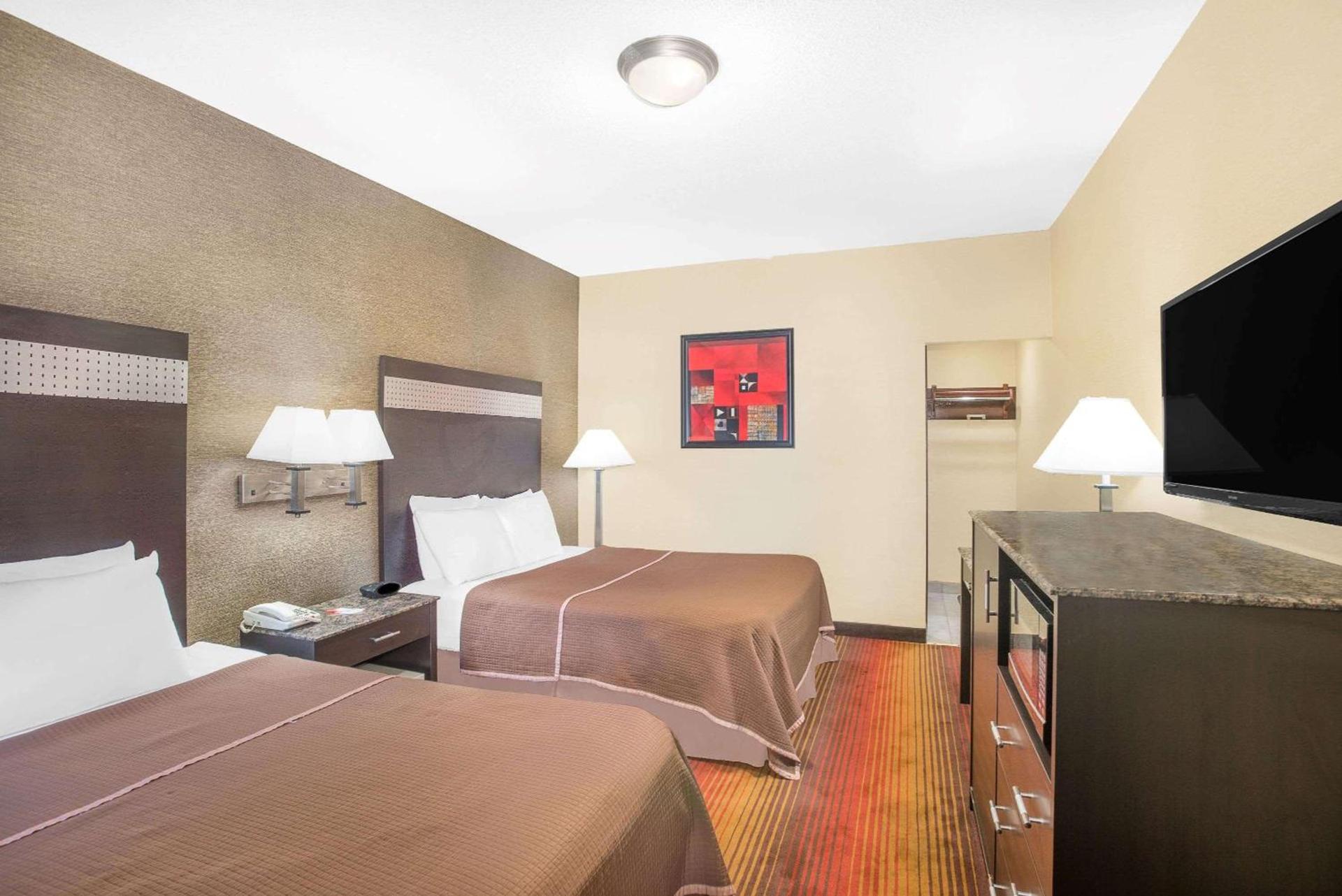 Howard Johnson by Wyndham North Bergen photo 4