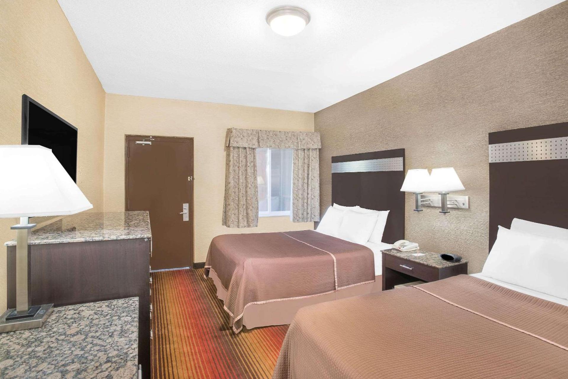 Howard Johnson by Wyndham North Bergen photo 5