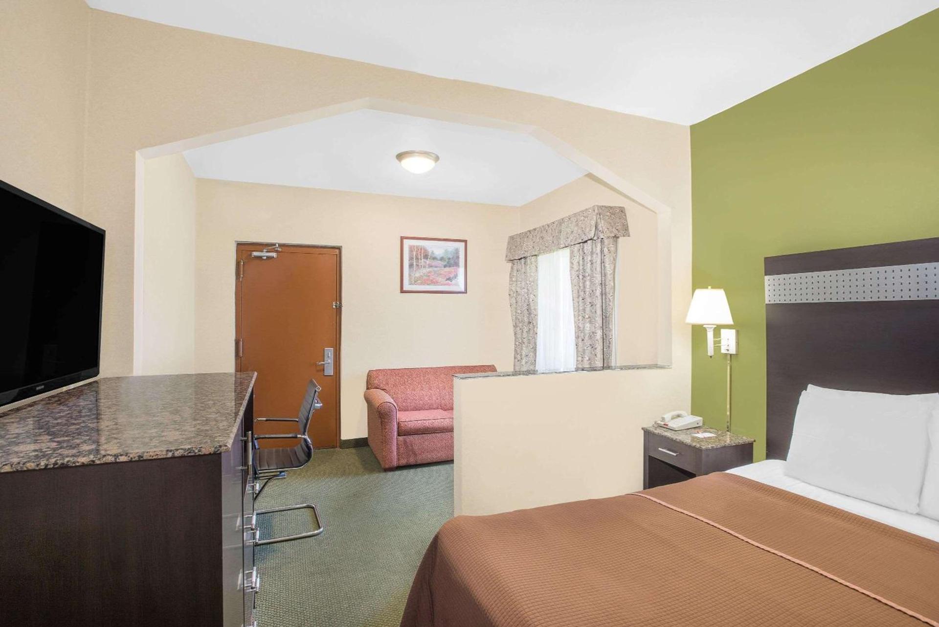 Howard Johnson by Wyndham North Bergen photo 7