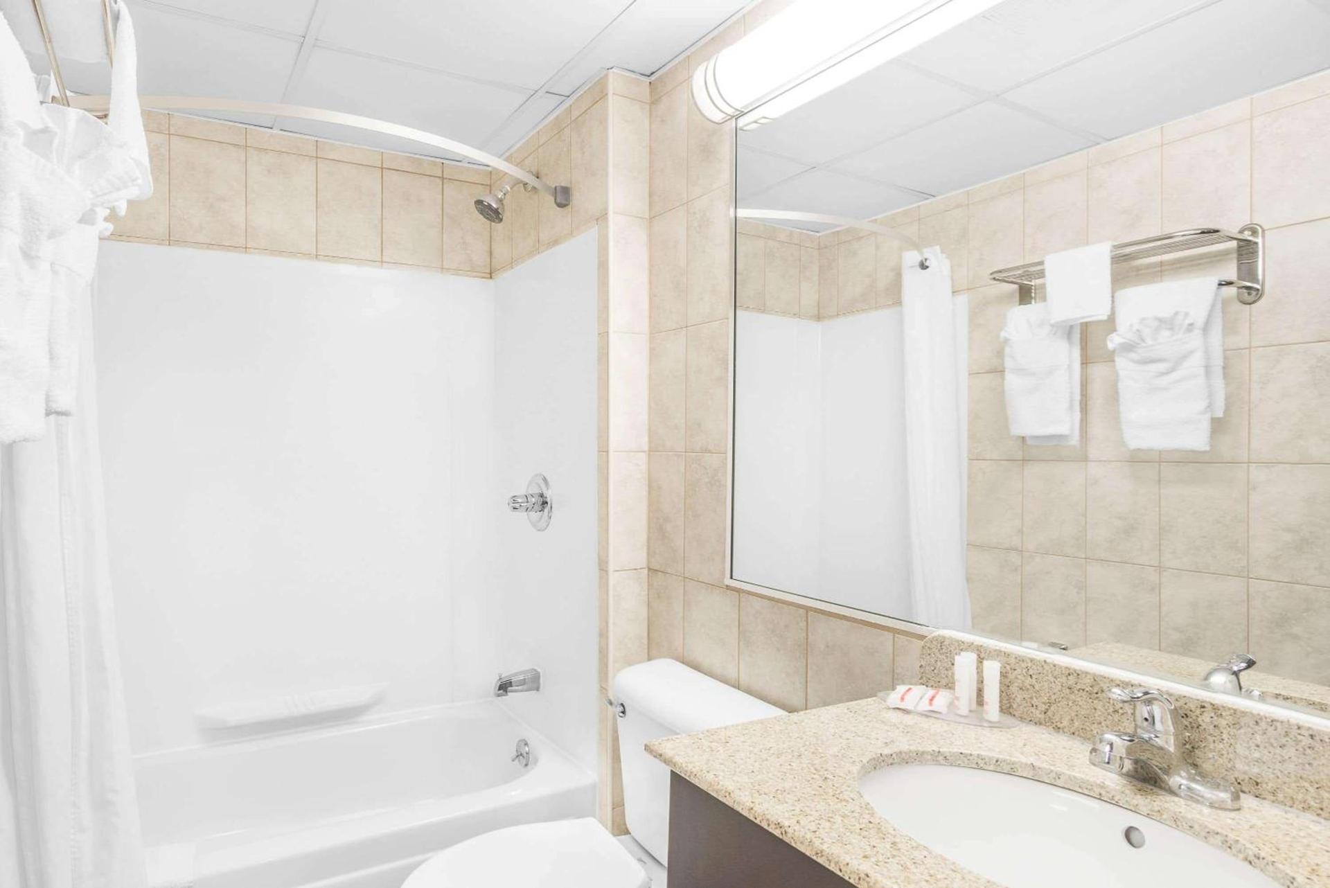 Howard Johnson by Wyndham North Bergen photo 9