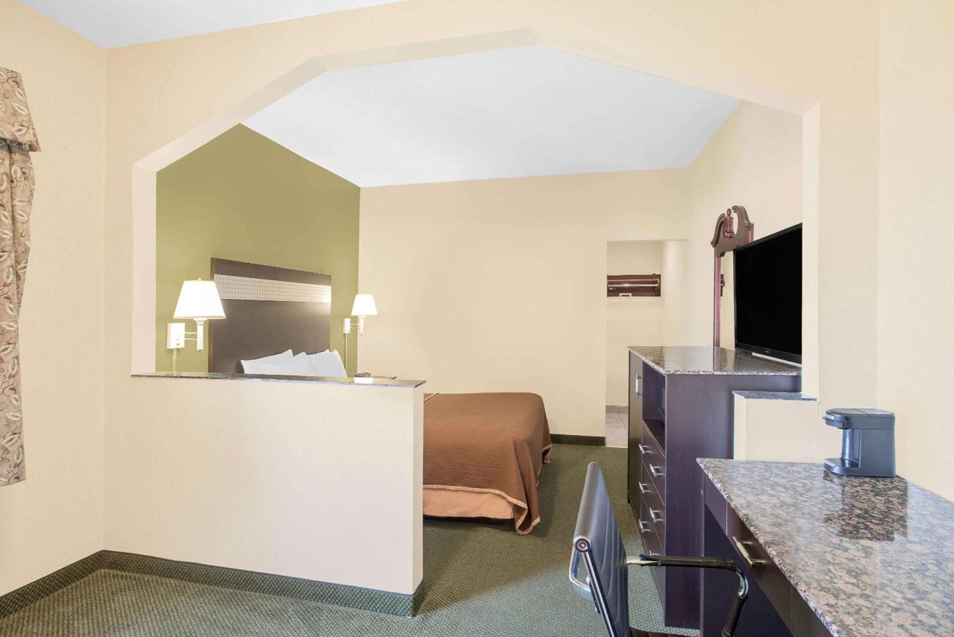 Howard Johnson by Wyndham North Bergen photo 10