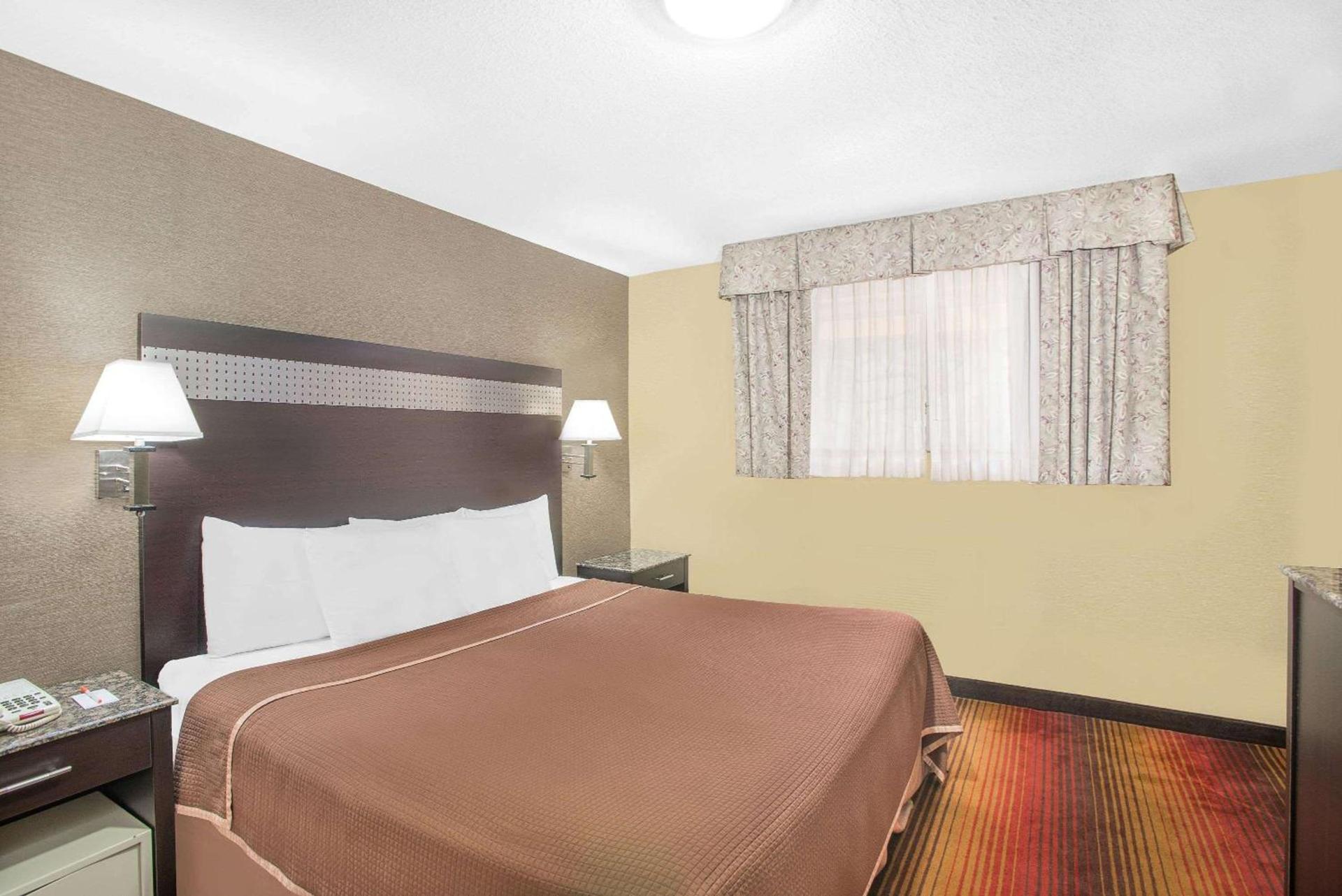 Howard Johnson by Wyndham North Bergen photo 11