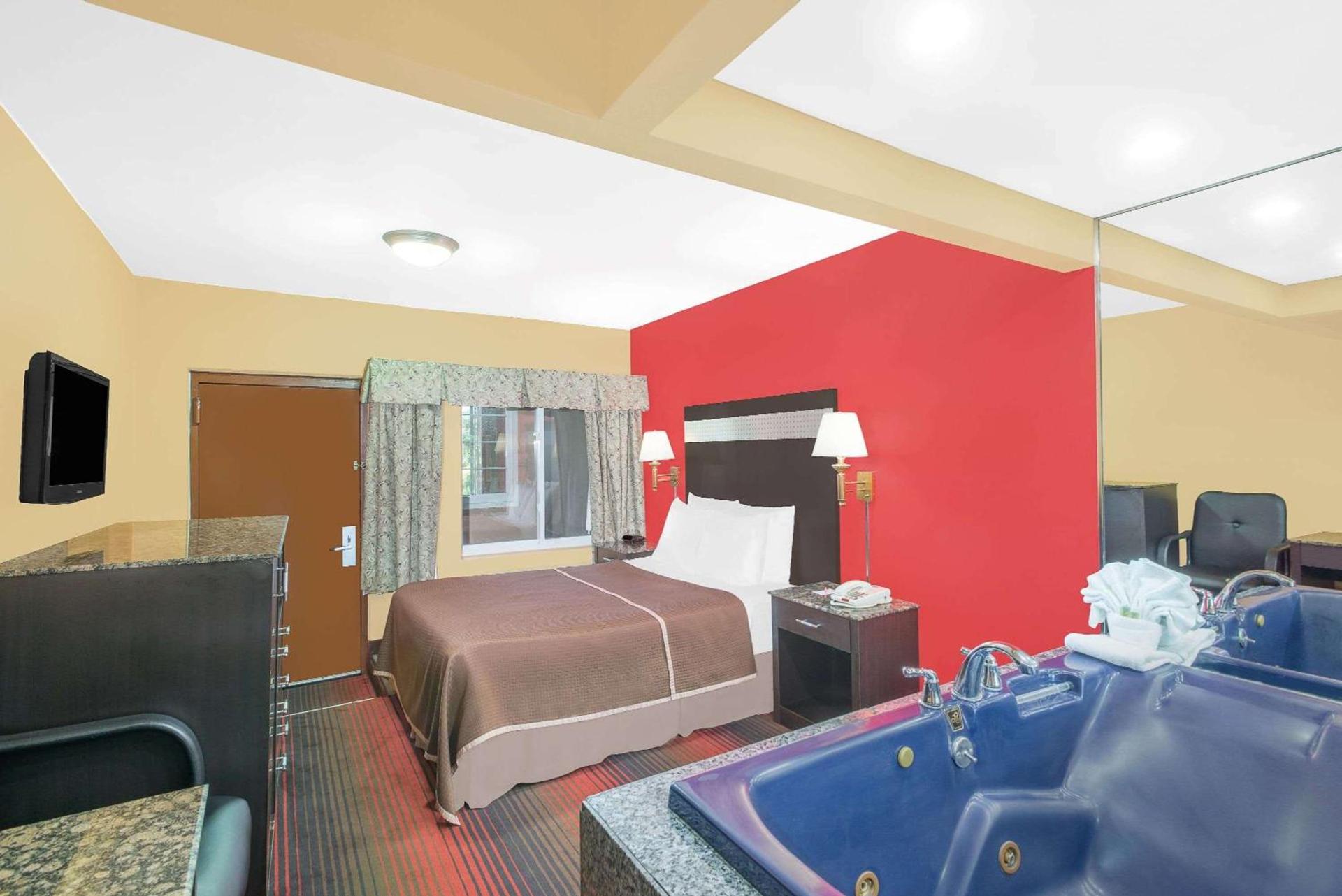 Howard Johnson by Wyndham North Bergen photo 13