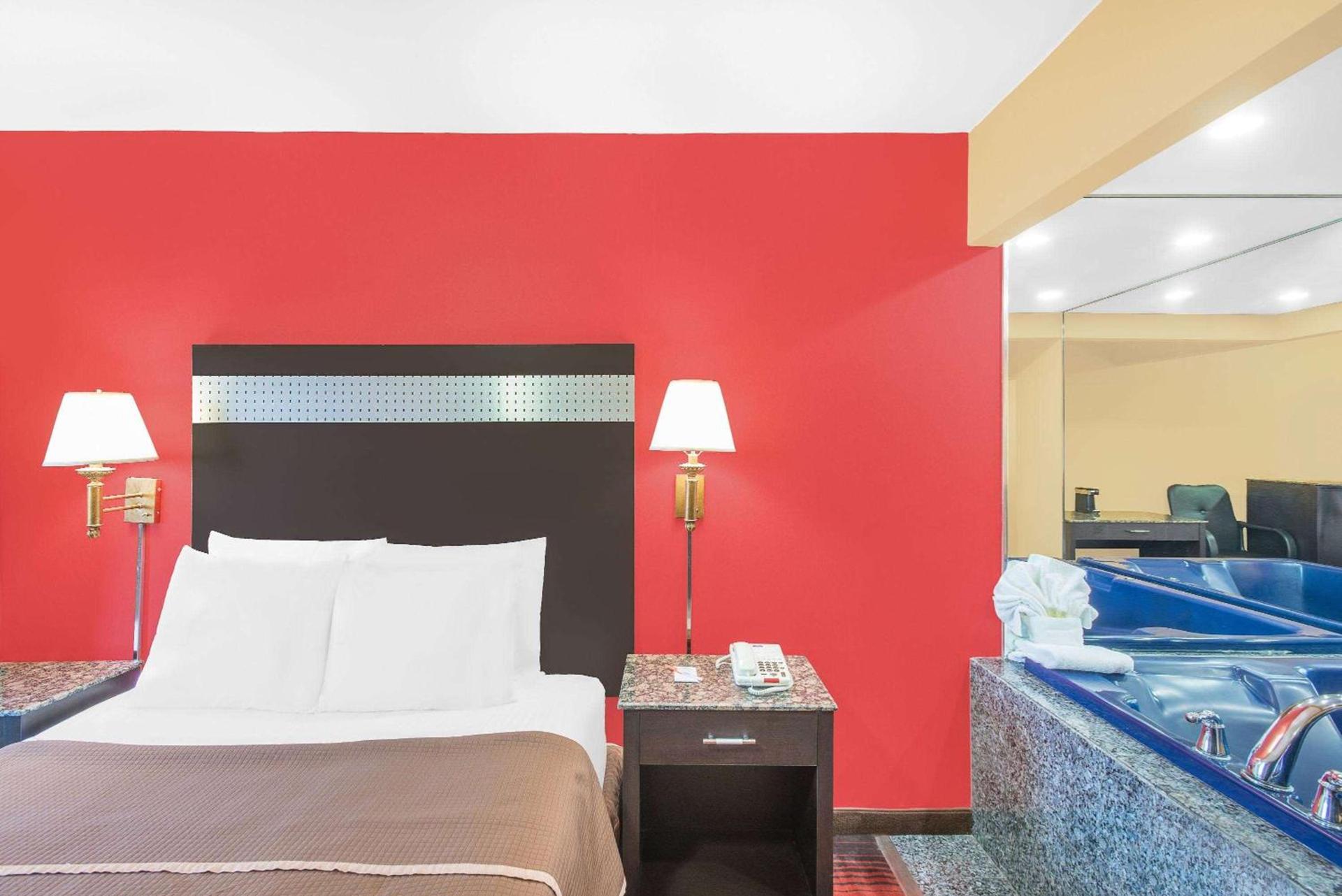 Howard Johnson by Wyndham North Bergen photo 14