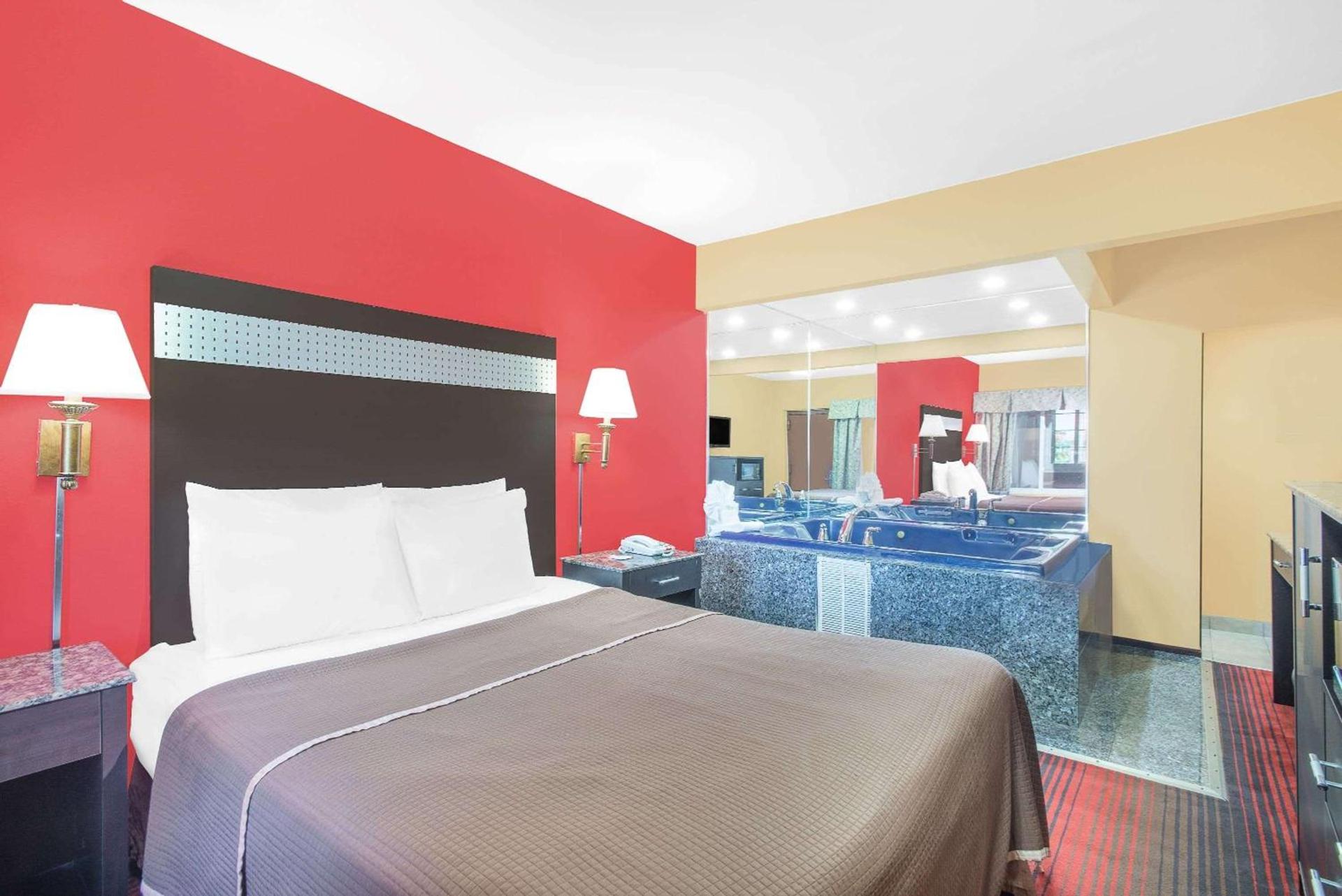 Howard Johnson by Wyndham North Bergen photo 12