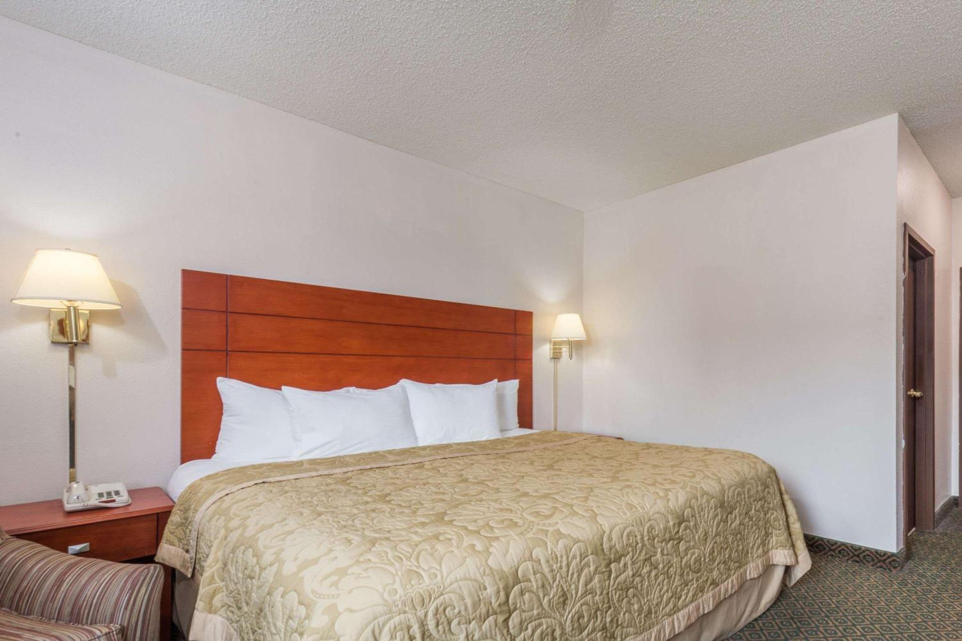 Super 8 by Wyndham St Charles photo 5