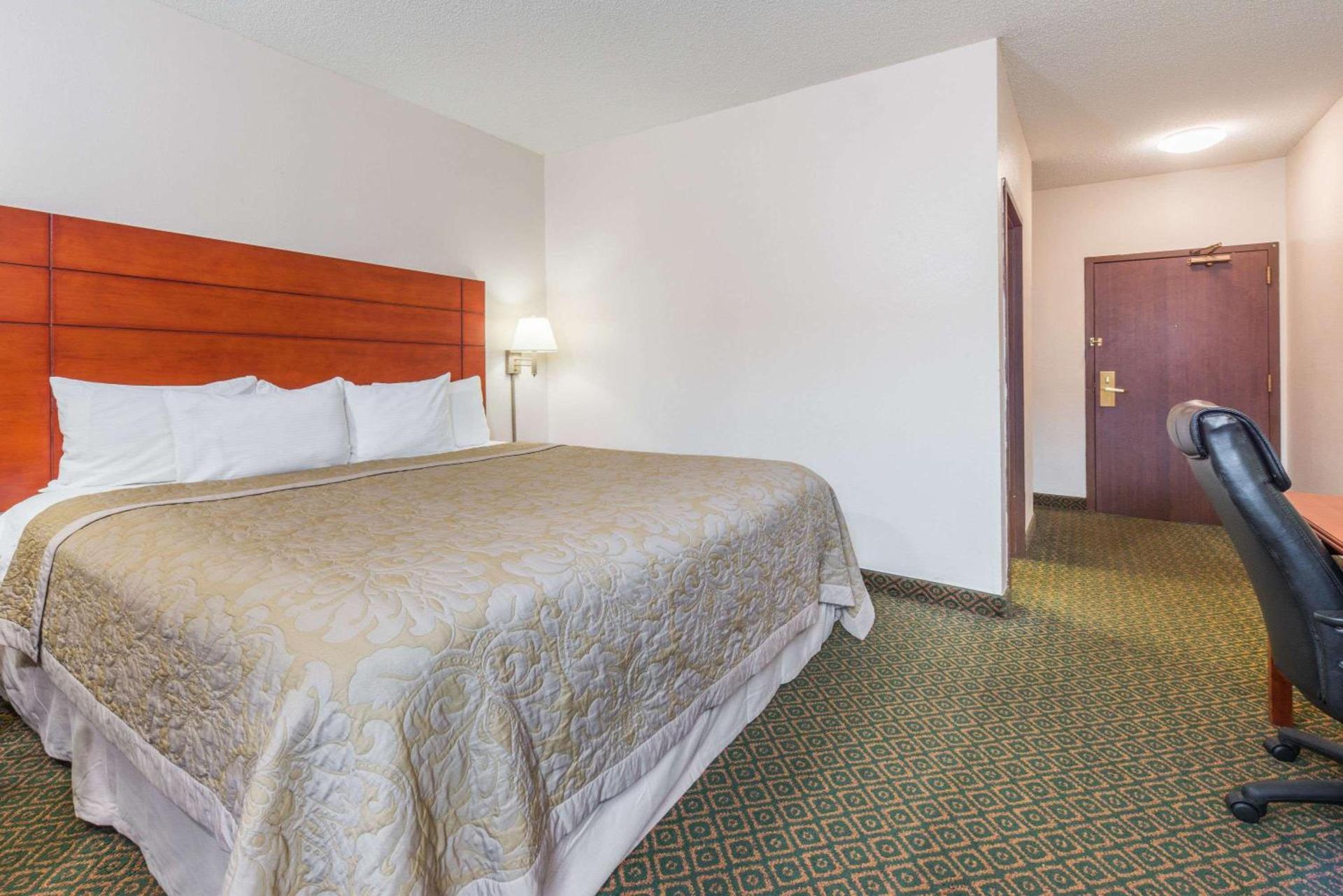 Super 8 by Wyndham St Charles photo 8