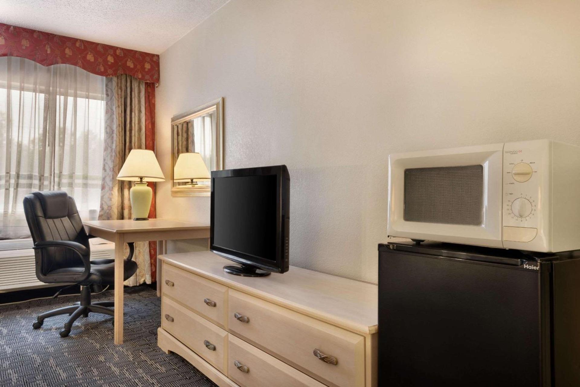 Baymont by Wyndham Des Moines North photo 13