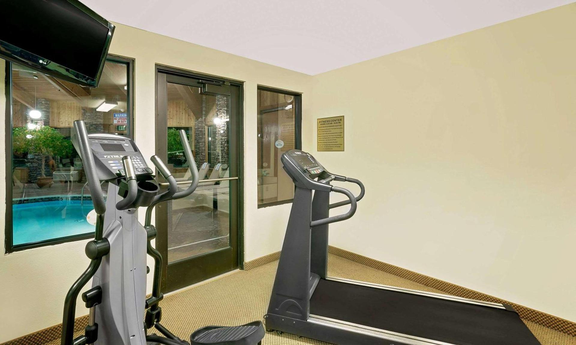 Pinedale Hotel & Suites photo 8