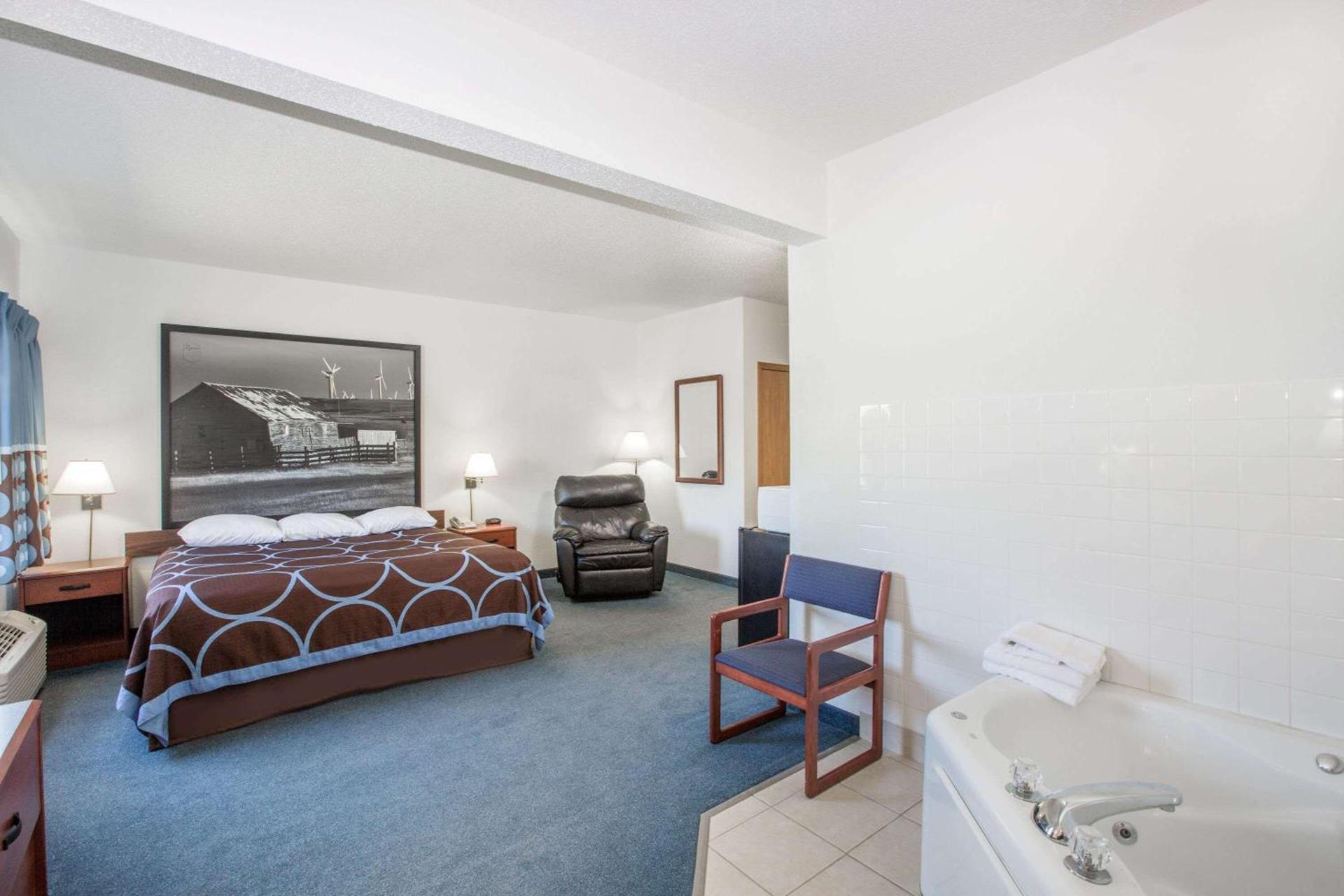 Super 8 by Wyndham Ida Grove photo 2