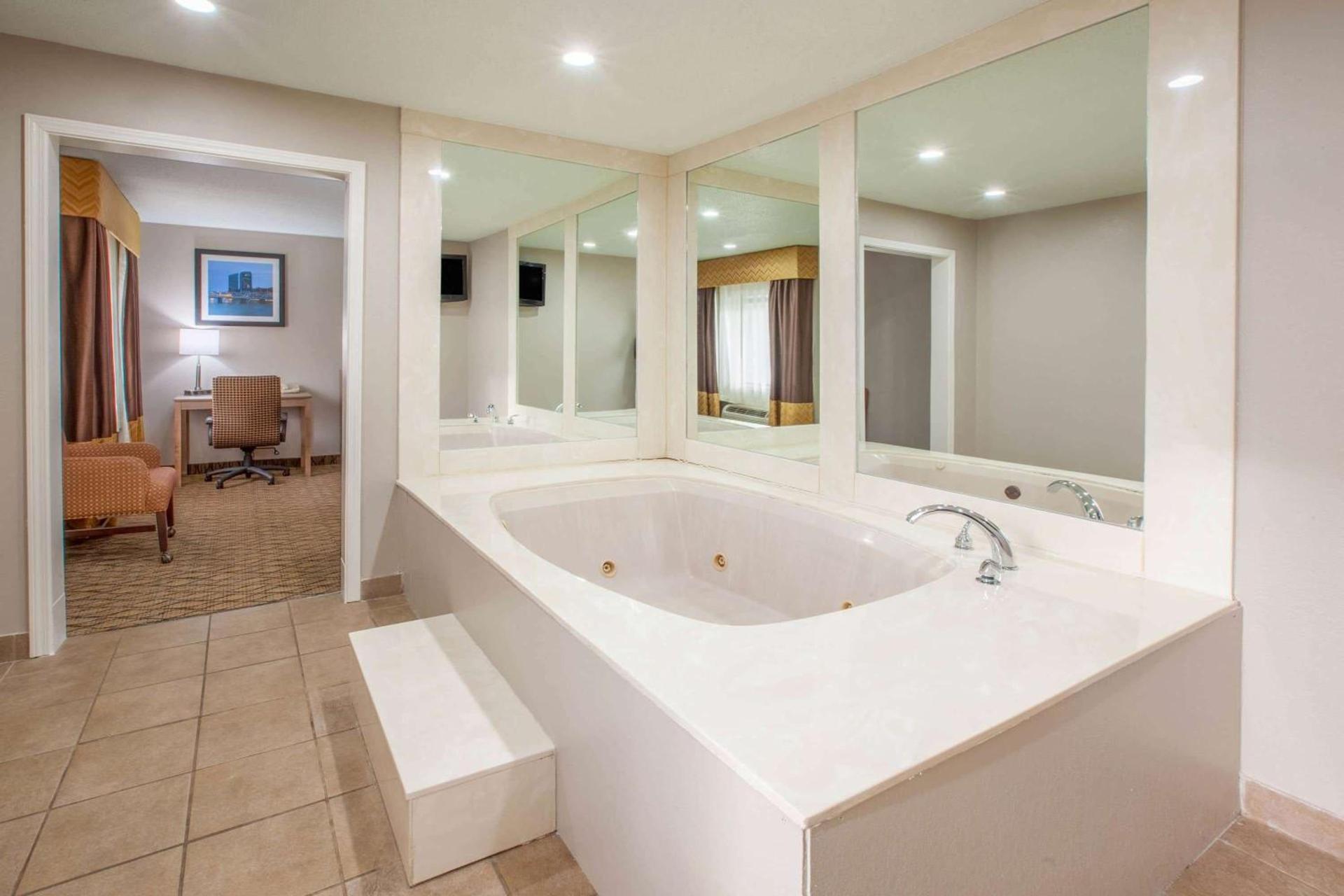Baymont by Wyndham Grand Rapids Airport photo 6