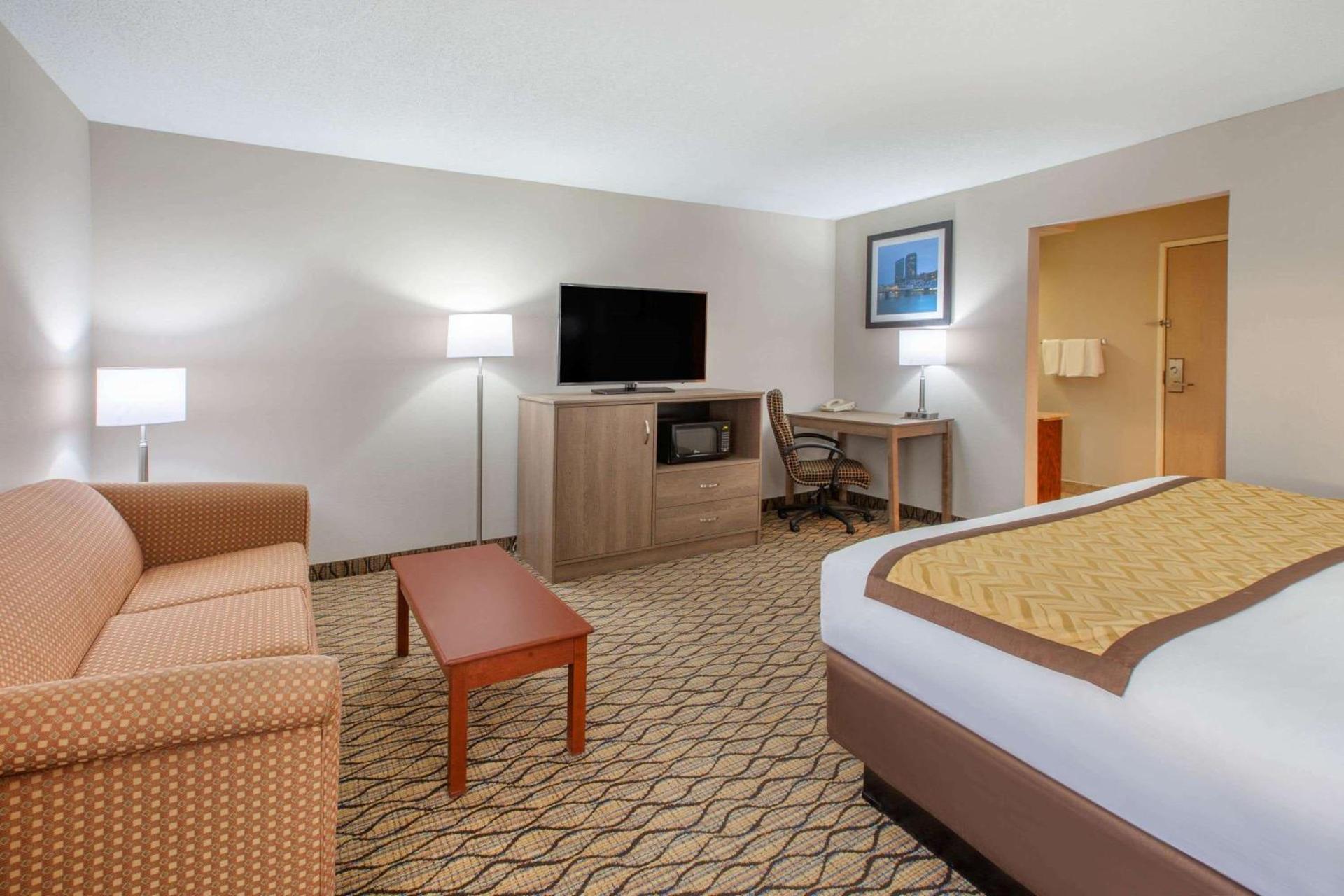 Baymont by Wyndham Grand Rapids Airport photo 7