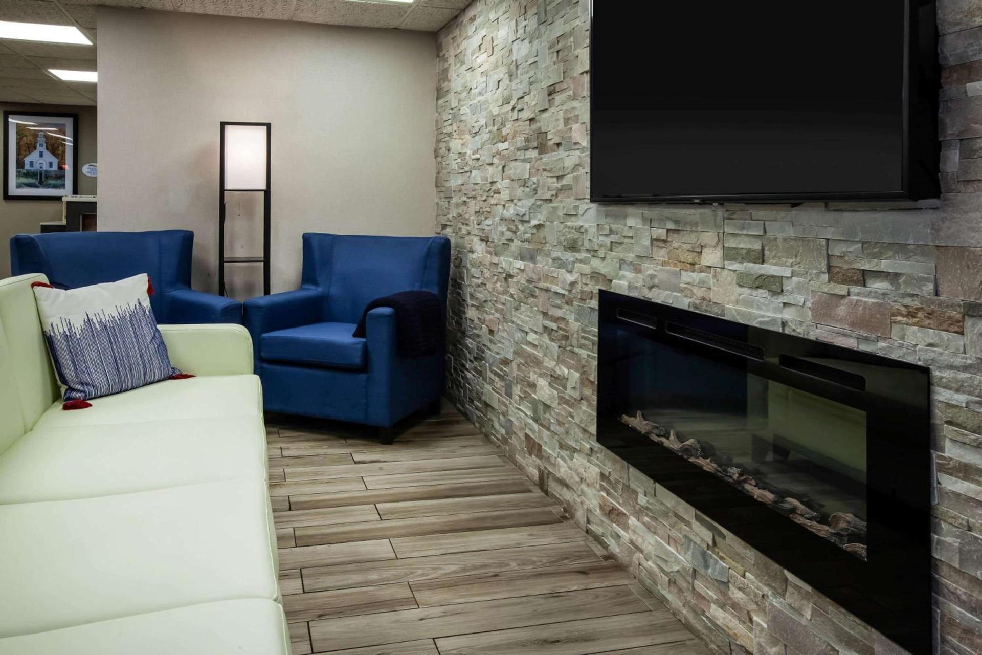 Baymont by Wyndham Traverse City photo 33