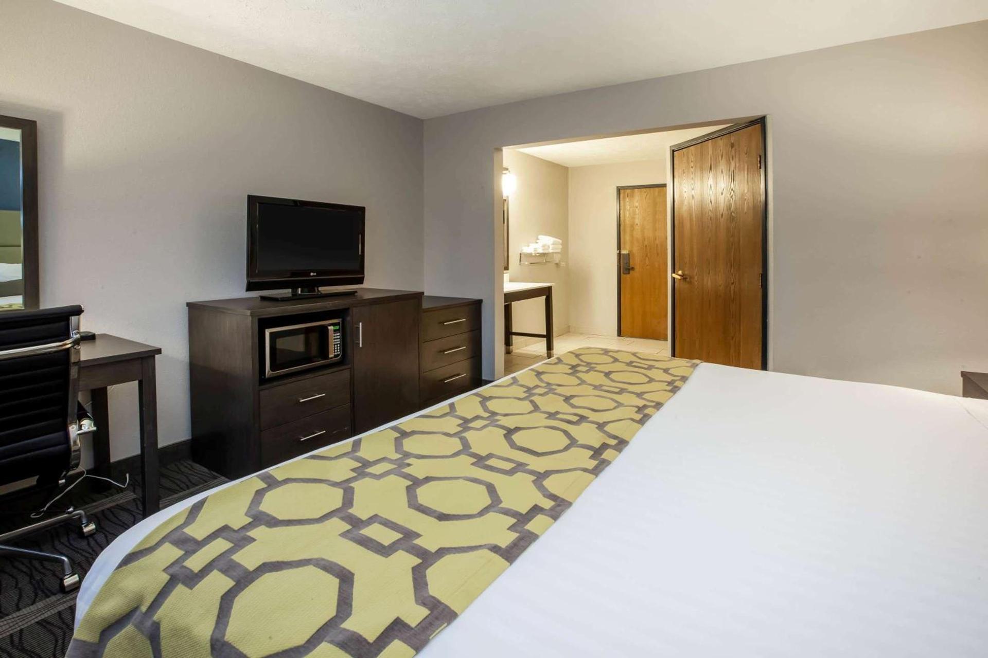 Baymont by Wyndham Traverse City photo 40