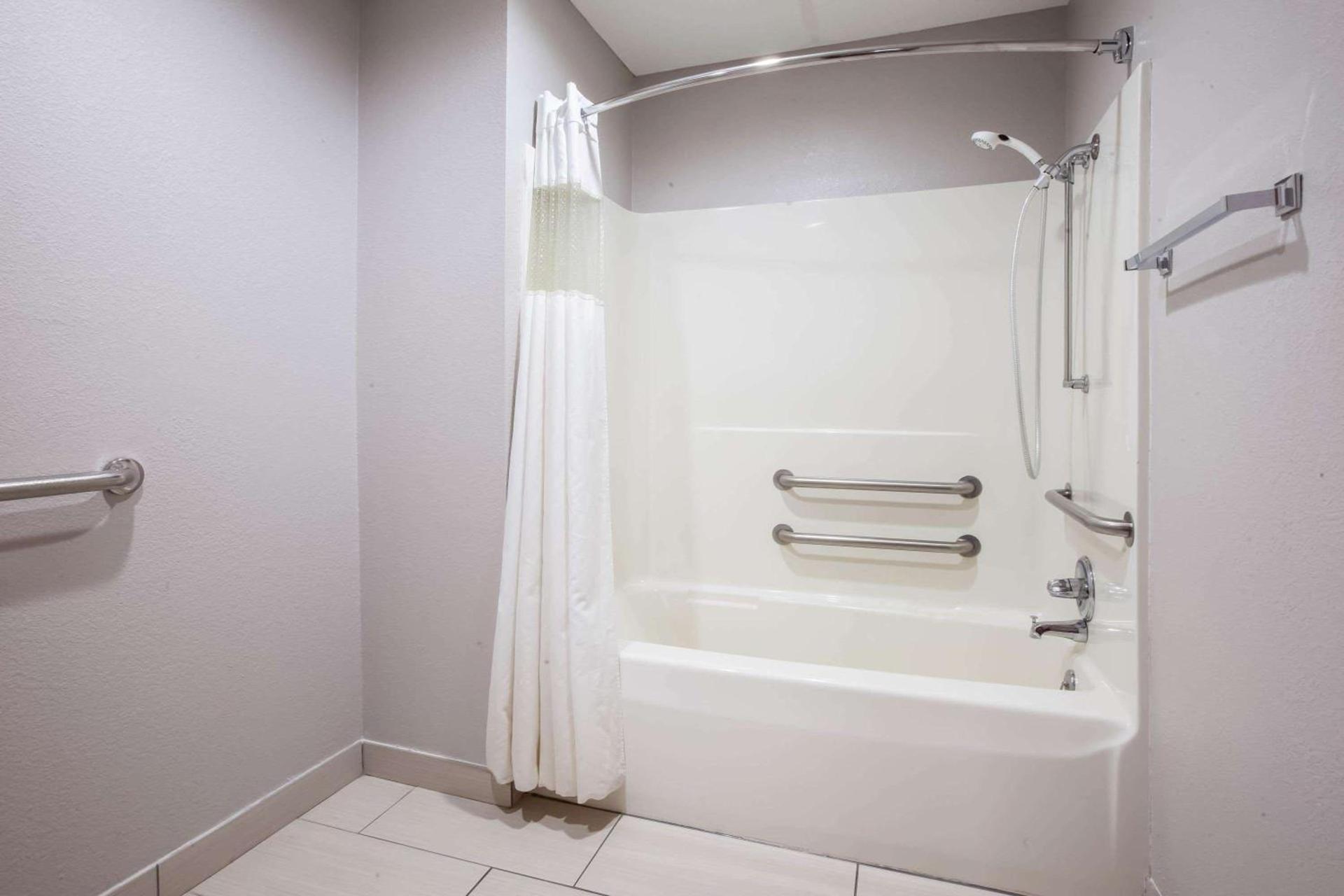 Baymont by Wyndham Traverse City photo 41