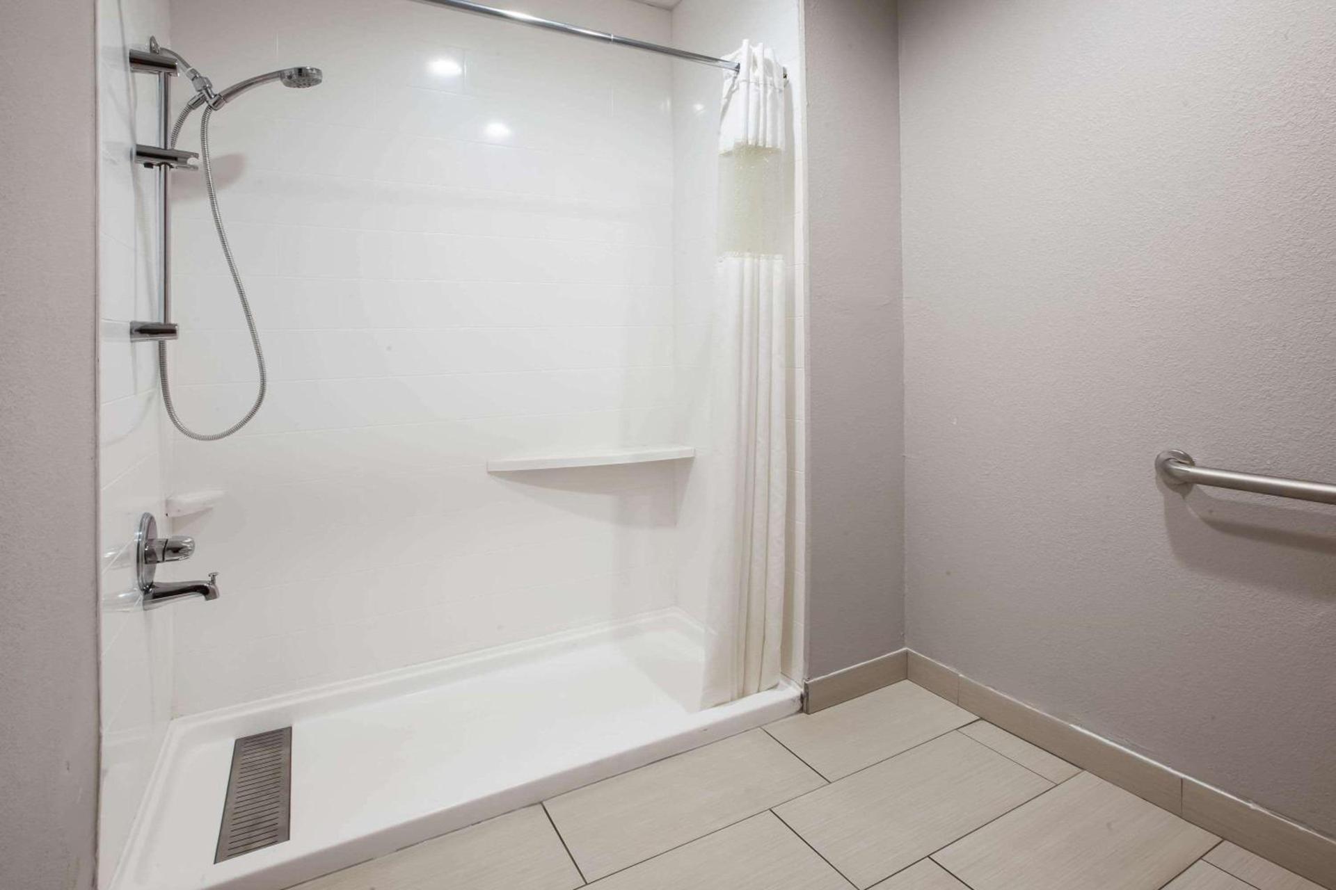 Baymont by Wyndham Traverse City photo 42