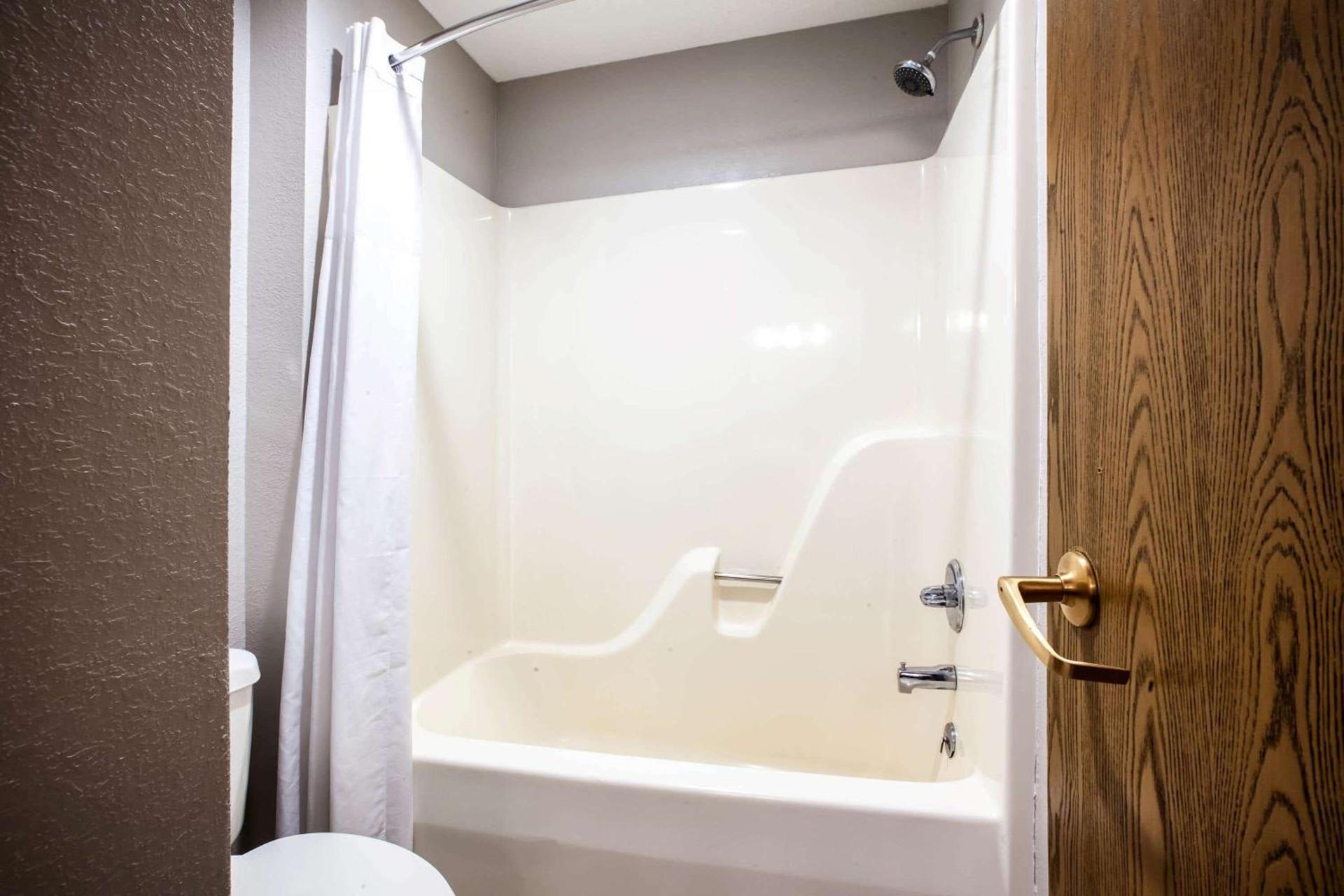 Baymont by Wyndham Traverse City photo 43