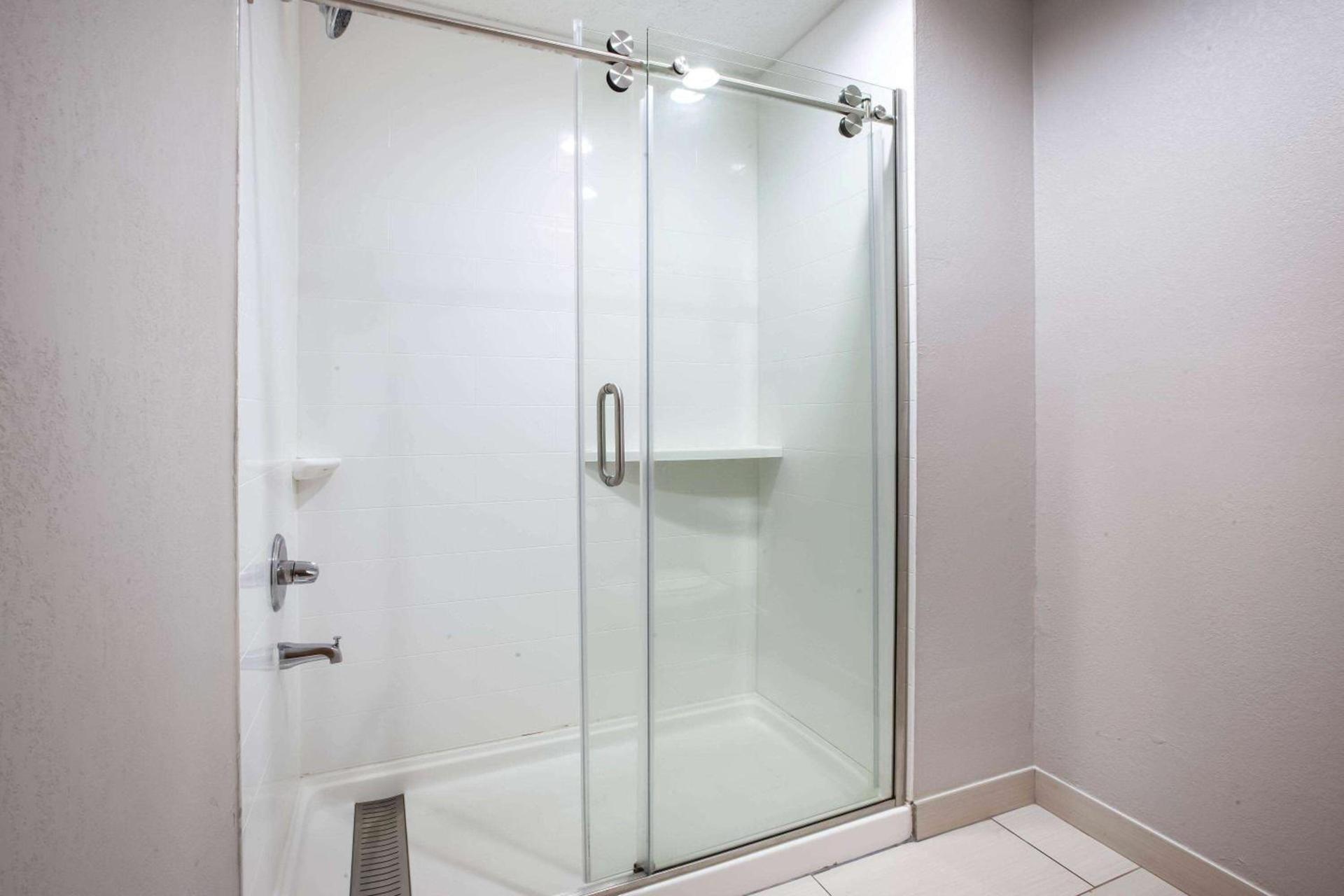Baymont by Wyndham Traverse City photo 44