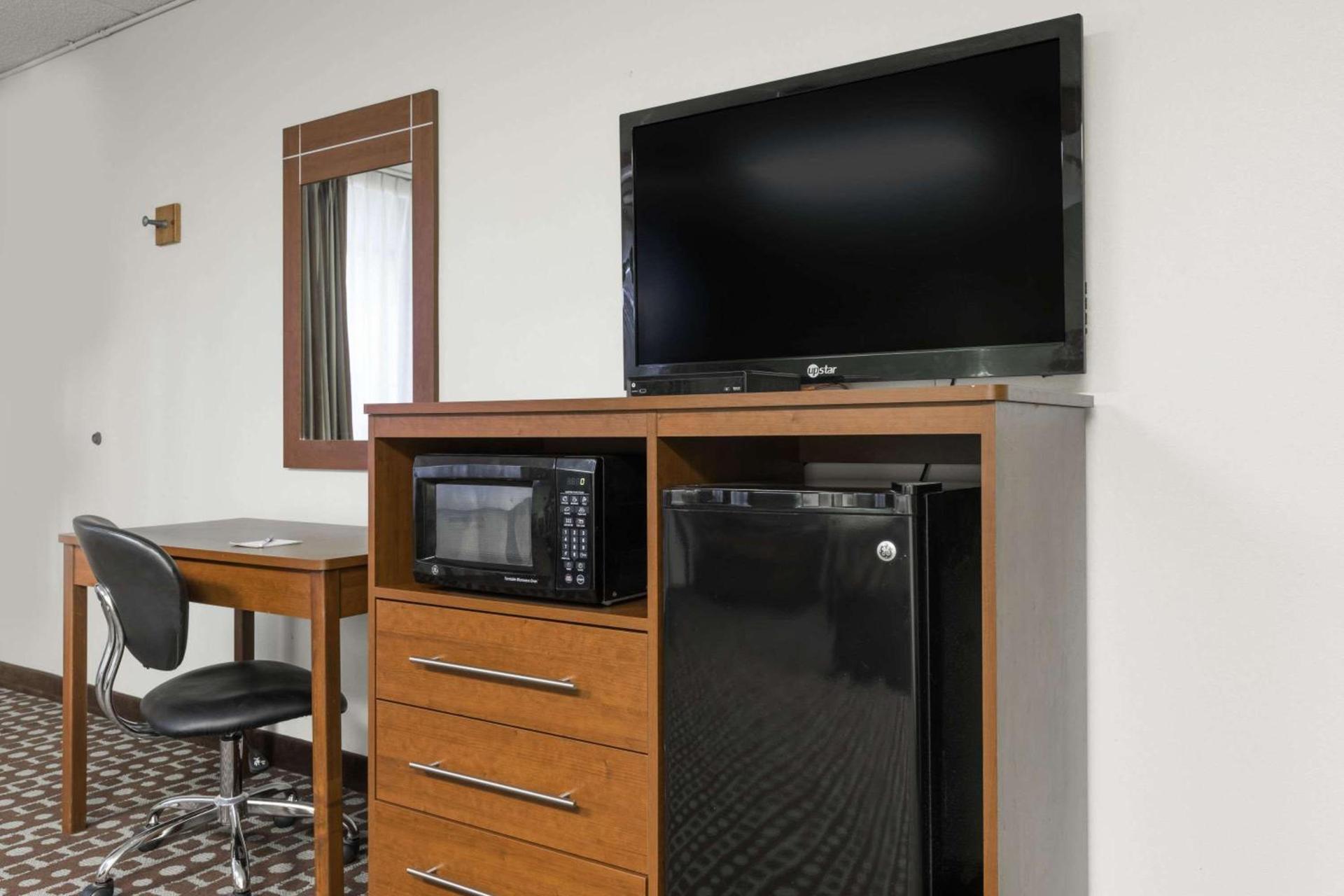 Days Inn by Wyndham Midland photo 3
