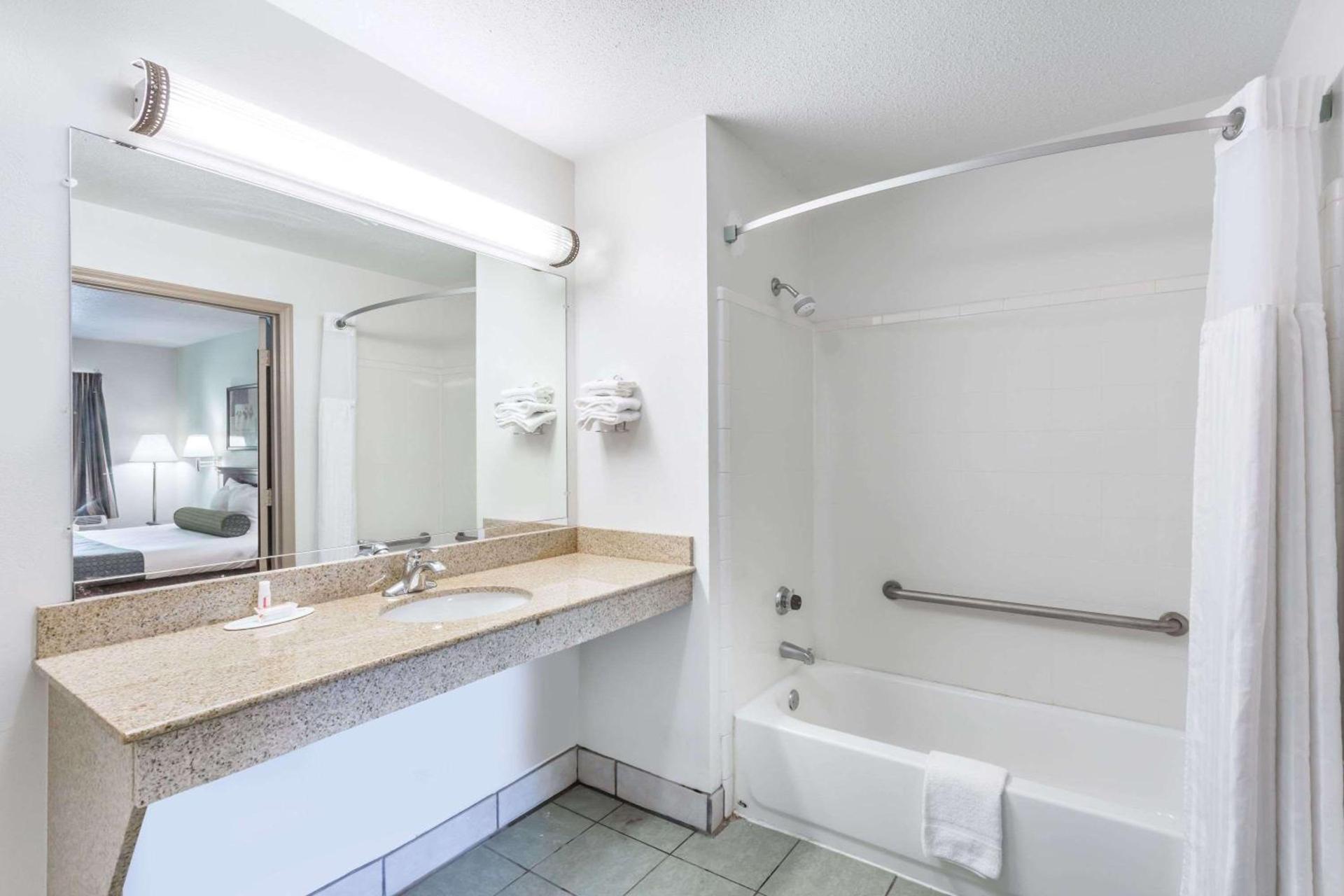 Days Inn by Wyndham Raleigh Glenwood-Crabtree photo 16