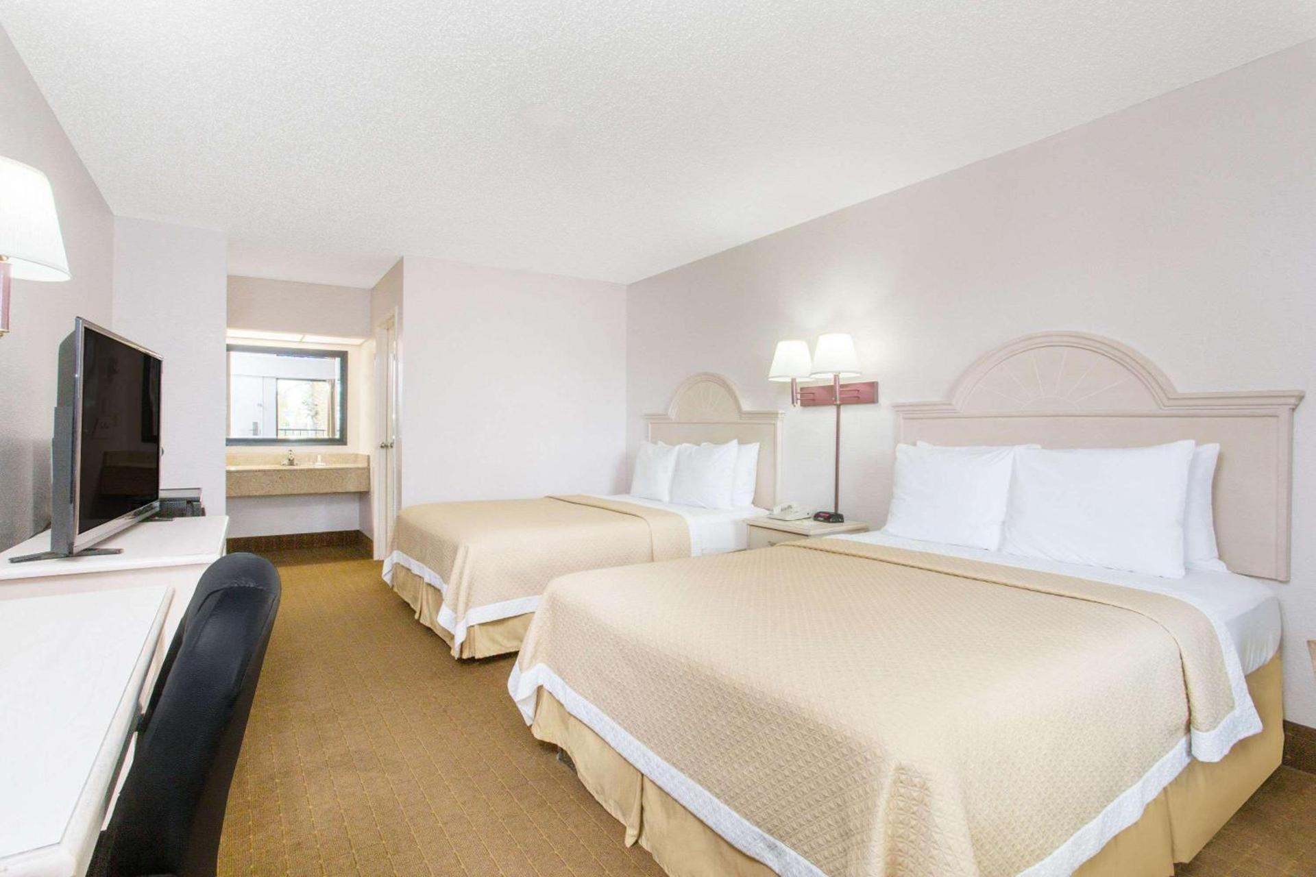 Days Inn & Suites by Wyndham Navarre - near Beaches Hurlburt photo 5
