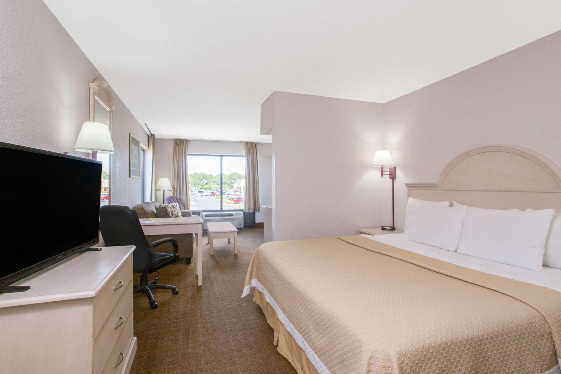 Days Inn & Suites by Wyndham Navarre - near Beaches Hurlburt photo 13