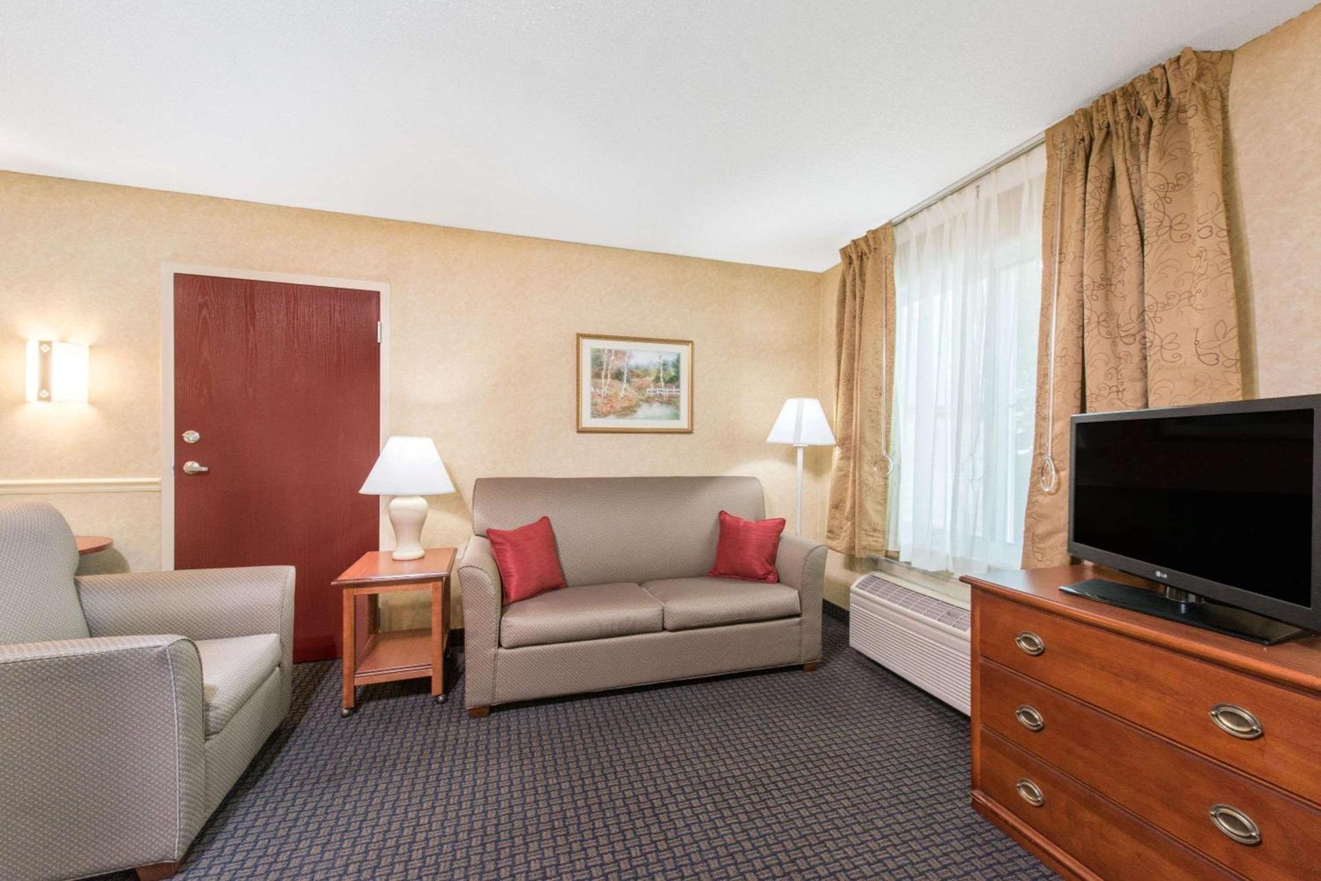 Lancaster Suites photo 33