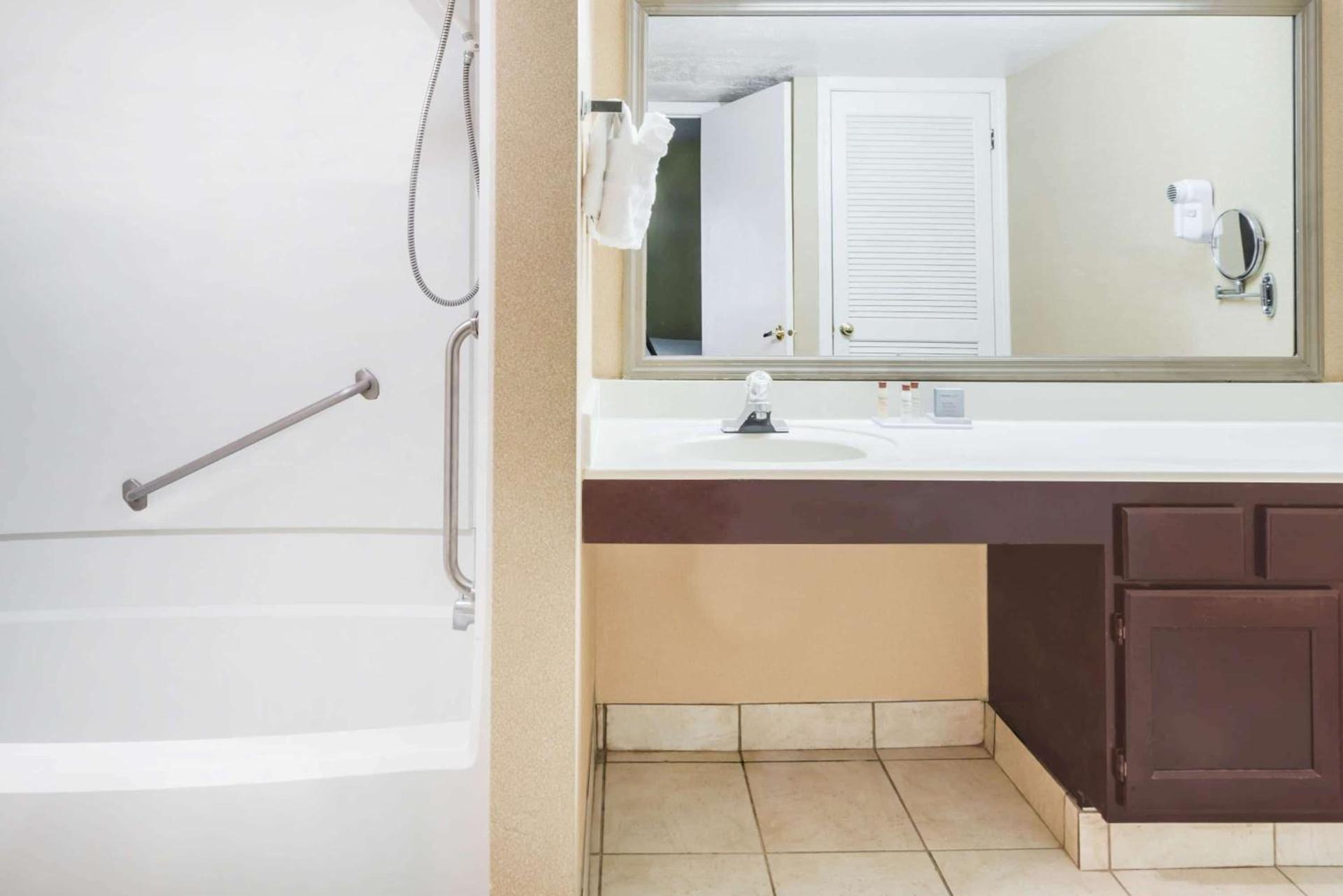Hawthorn Extended Stay by Wyndham Columbus photo 4
