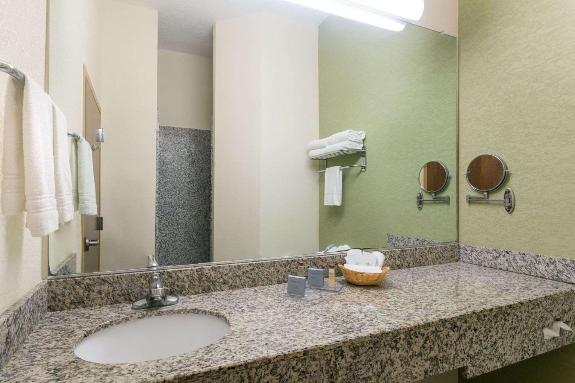 Hawthorn Extended Stay by Wyndham Kingsland photo 10