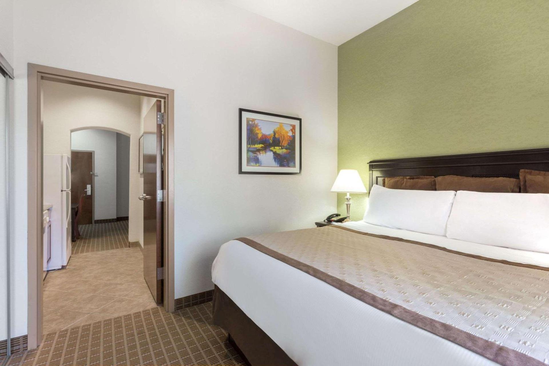 Hawthorn Extended Stay by Wyndham Kingsland photo 12