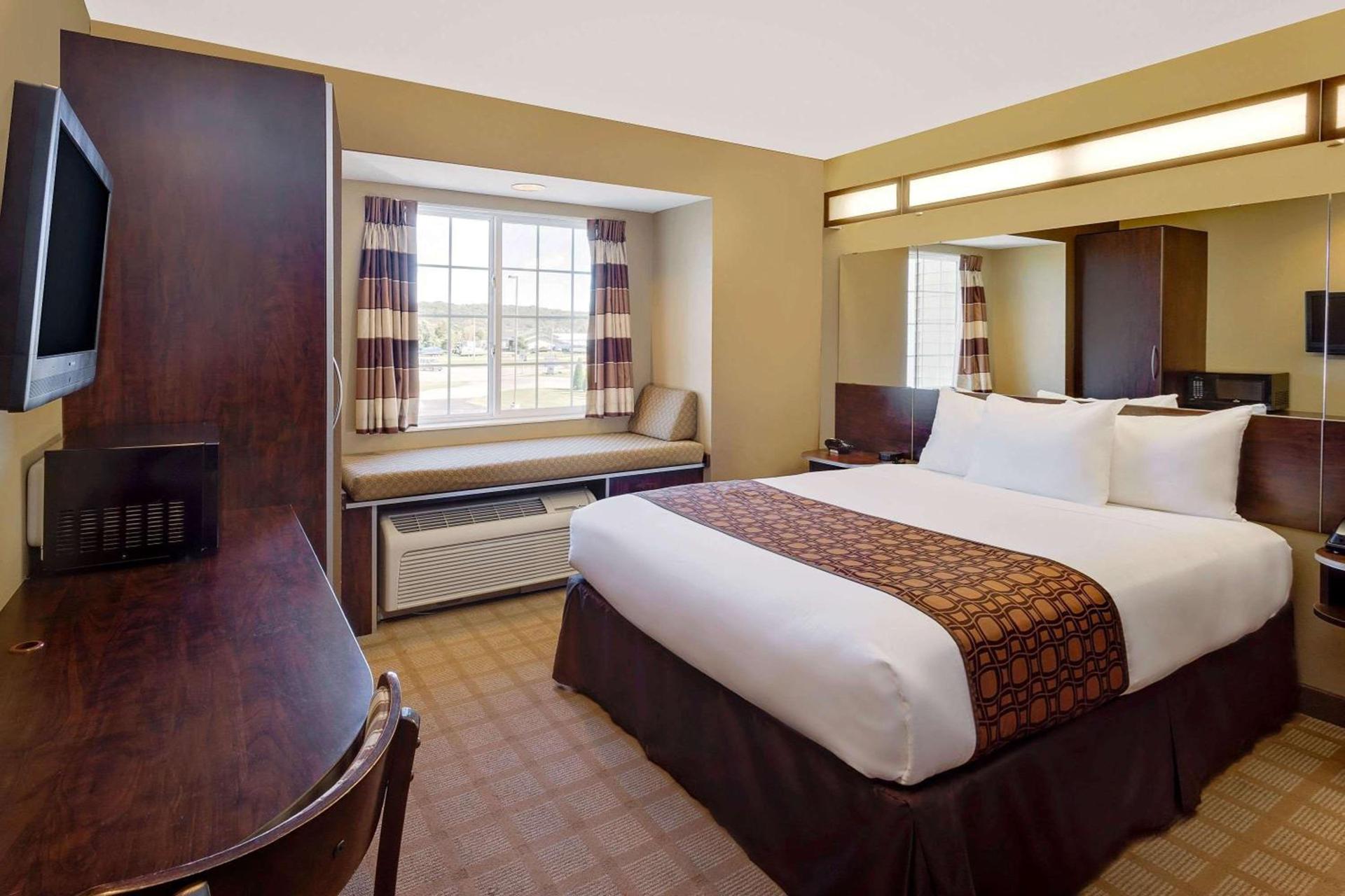 Microtel Inn & Suites by Wyndham Prairie du Chien photo 29