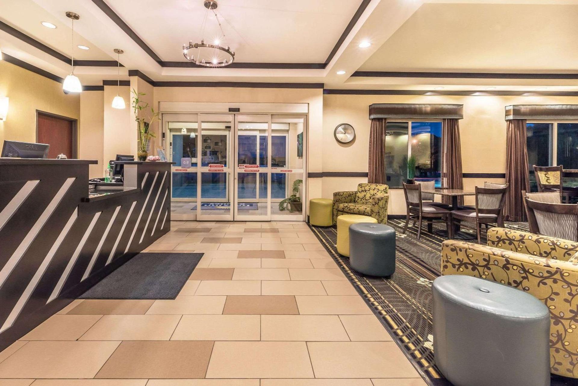 Days Inn & Suites by Wyndham Mineral Wells photo 2